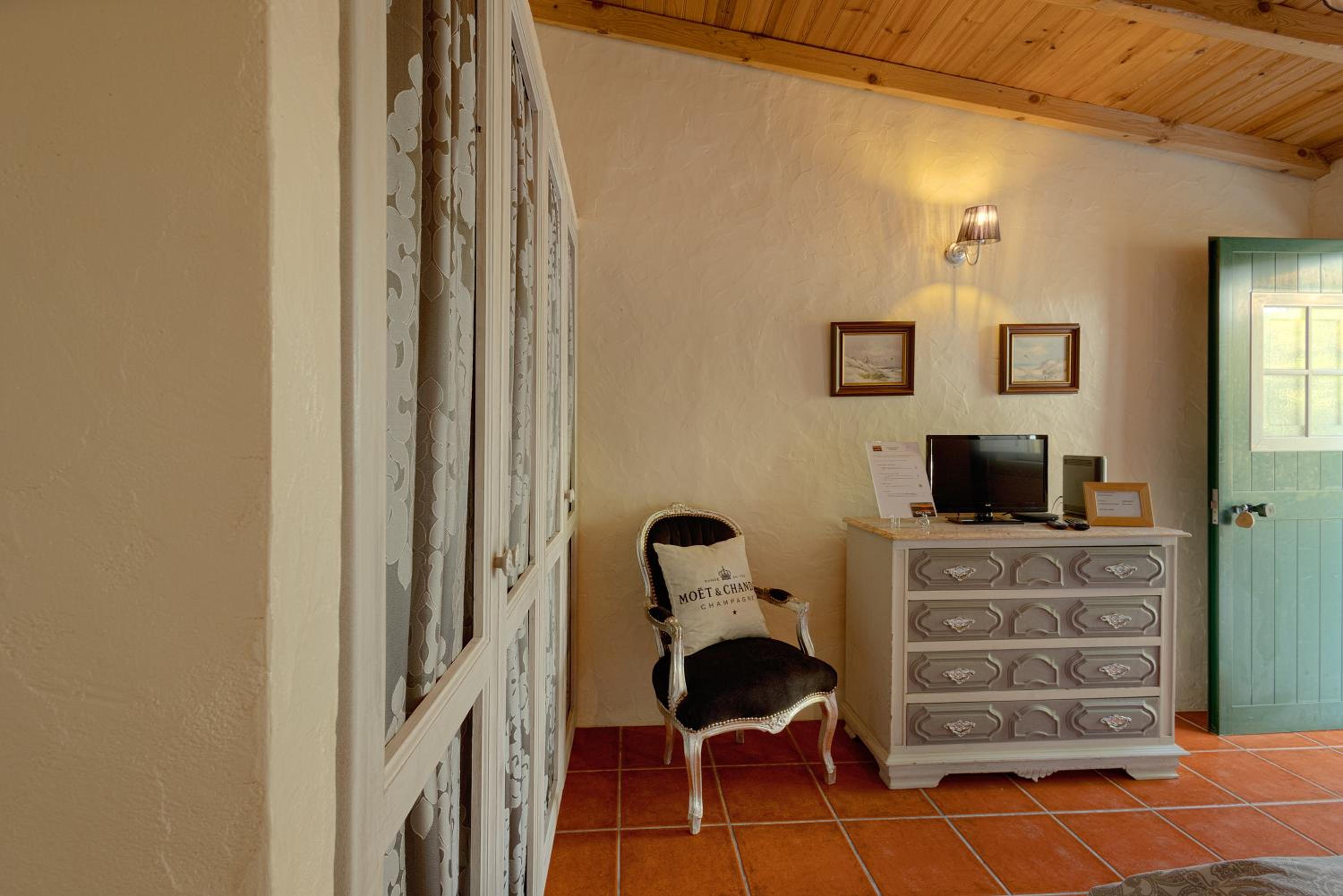 Double Room - Photo 6