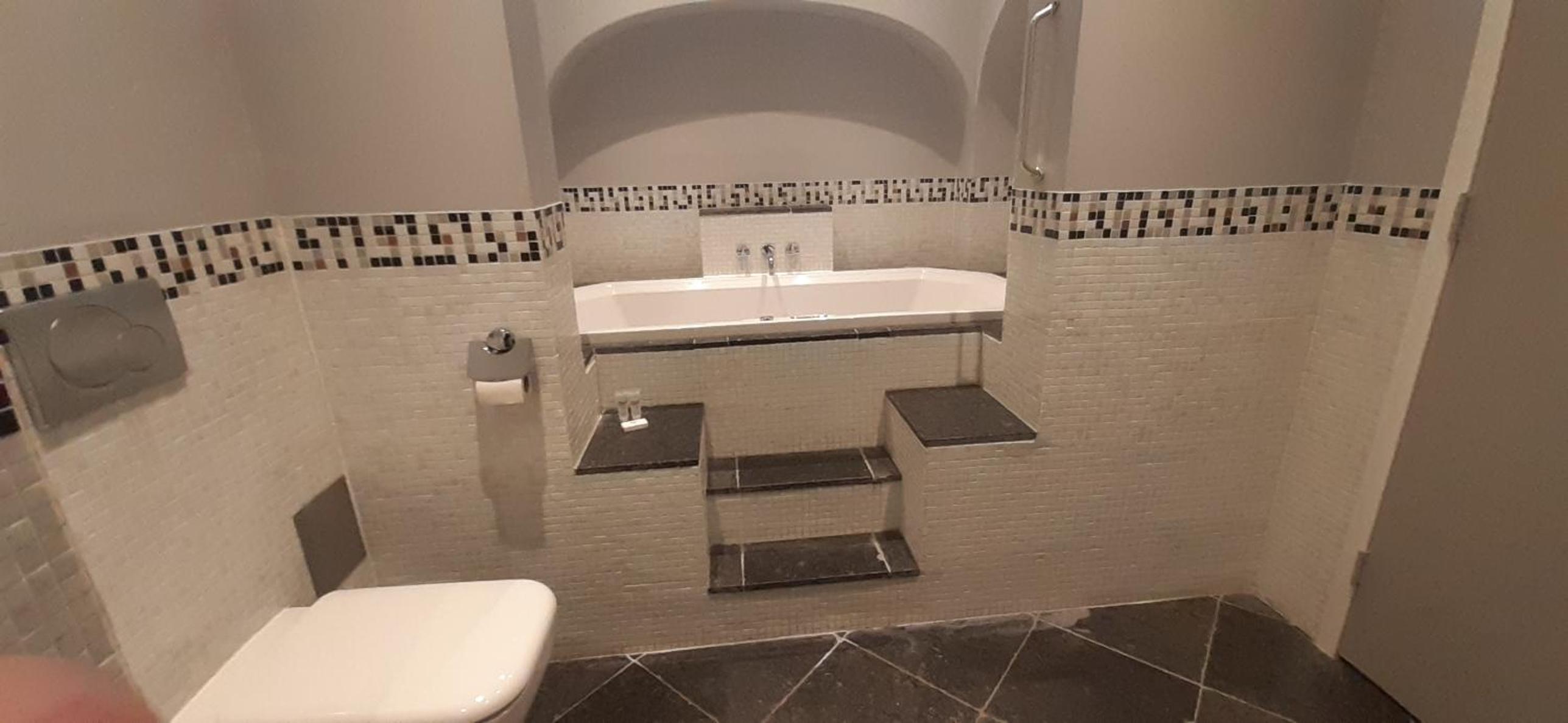 King Suite with Spa Bath photo 3