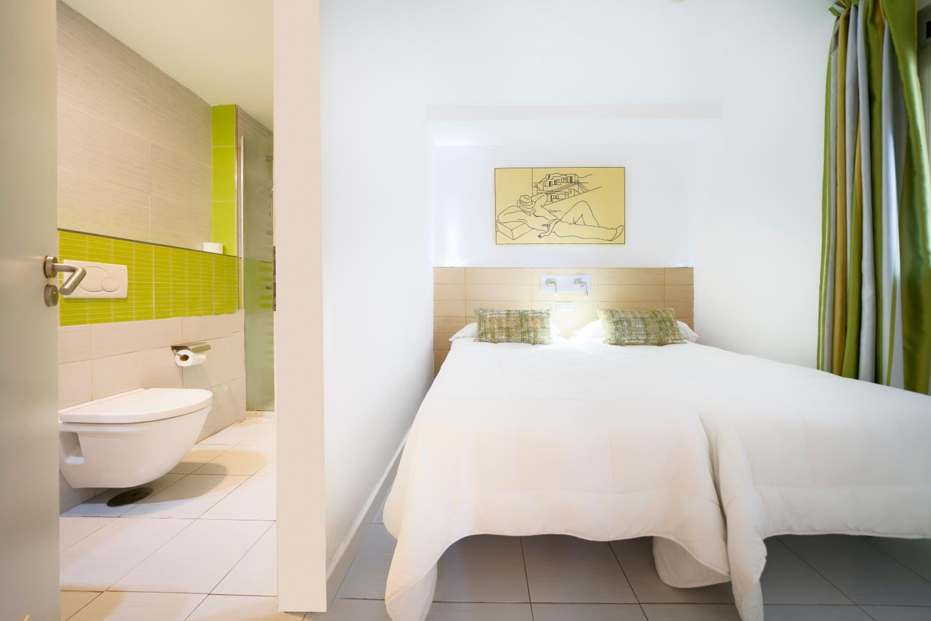 Classic One Bedroom Apartment with small balcony - Photo 8