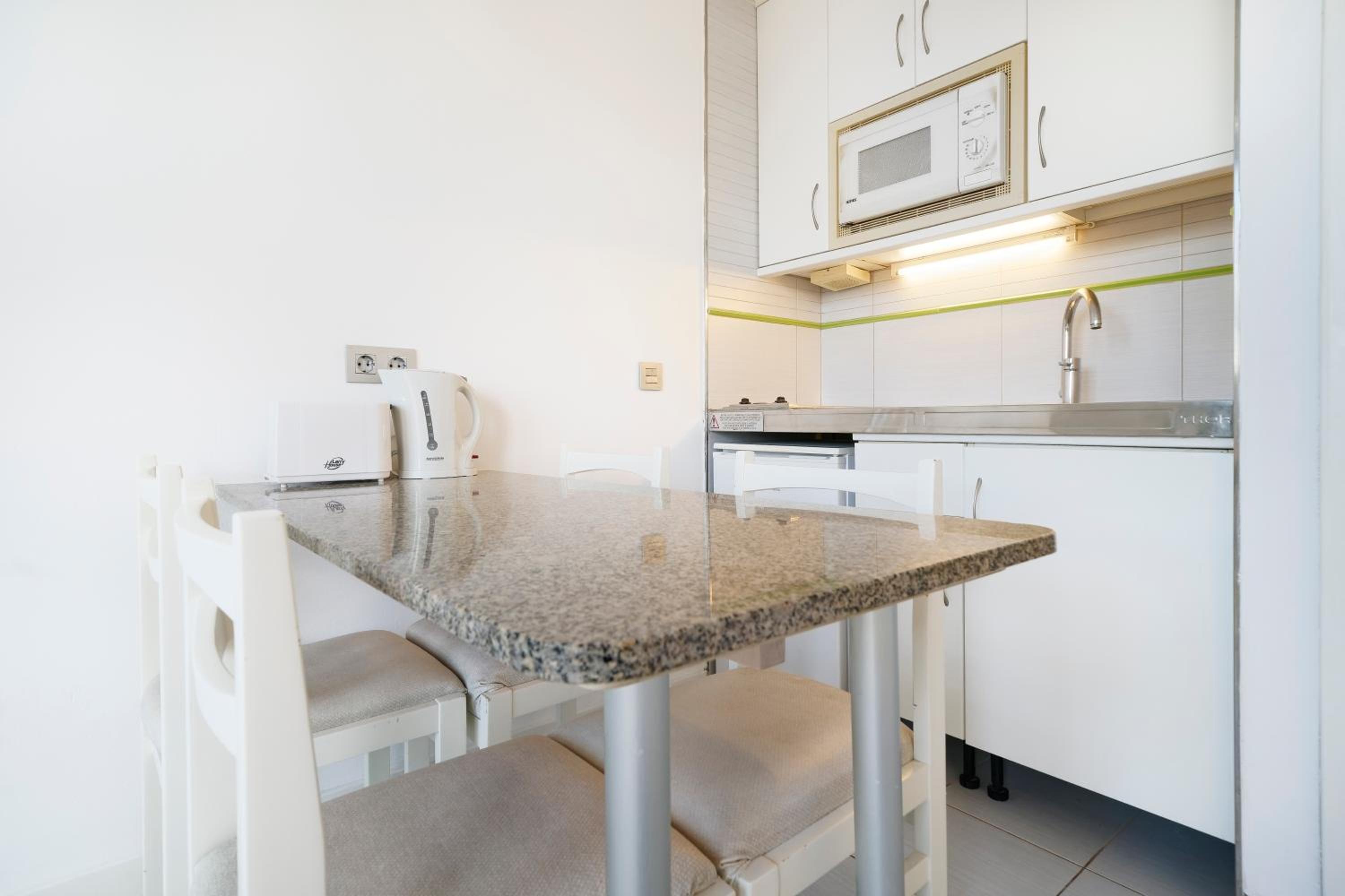 Classic One Bedroom Apartment with small balcony - Photo 10