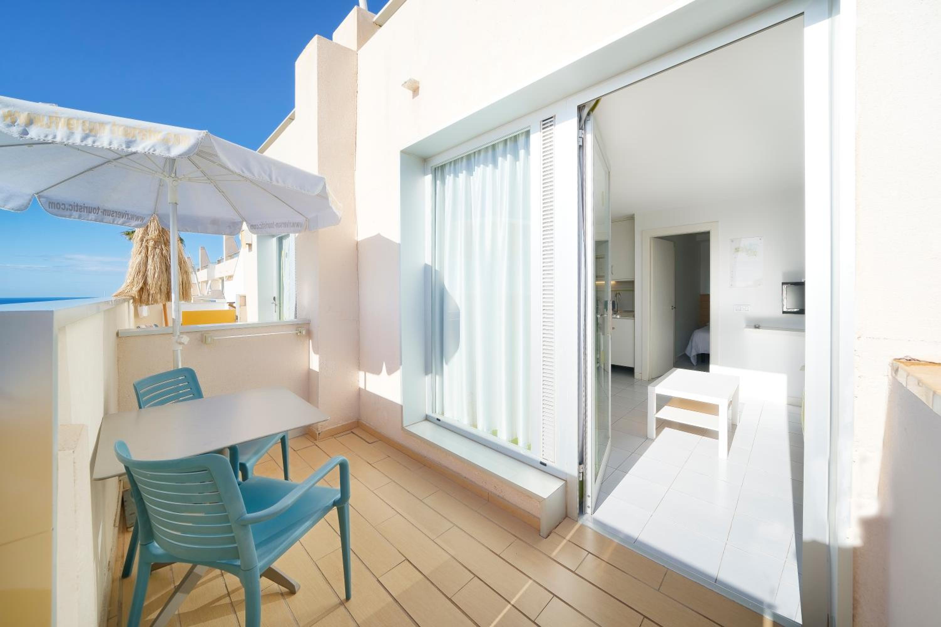 Classic One Bedroom Apartment with small balcony thumbnail 6