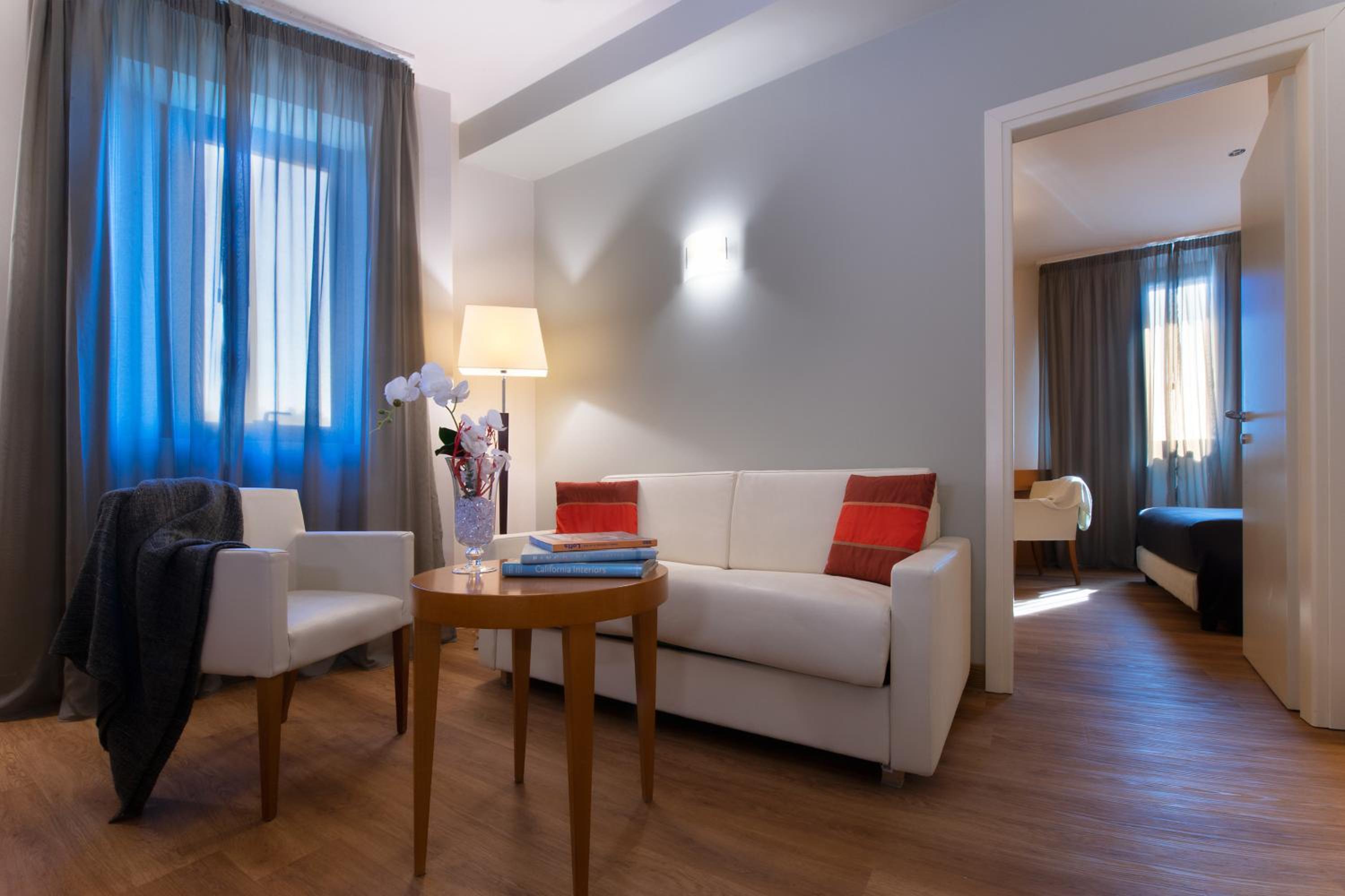 Suite - Photo 5
