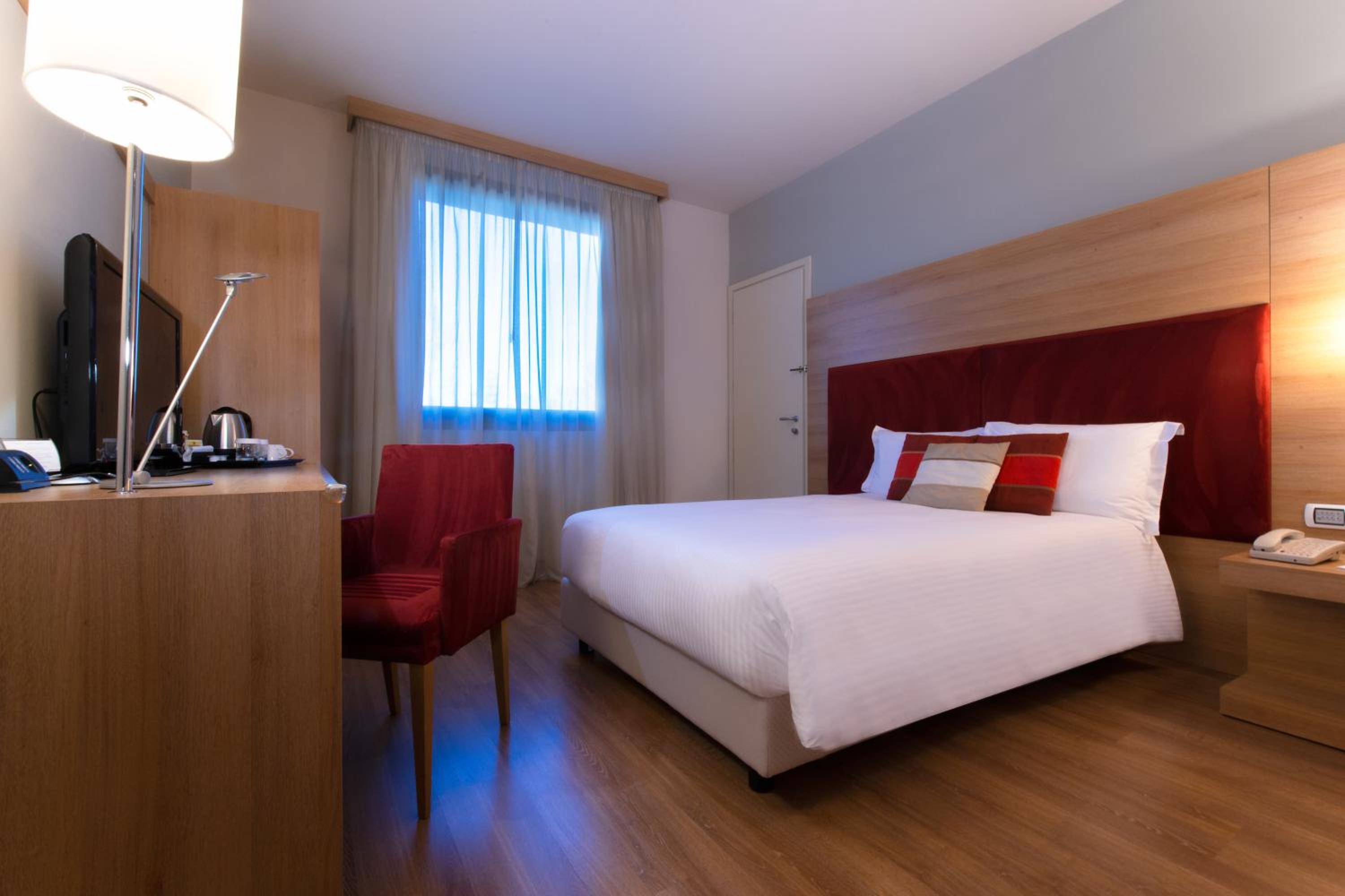 Single Mobility Accessible Room with Roll-In shower