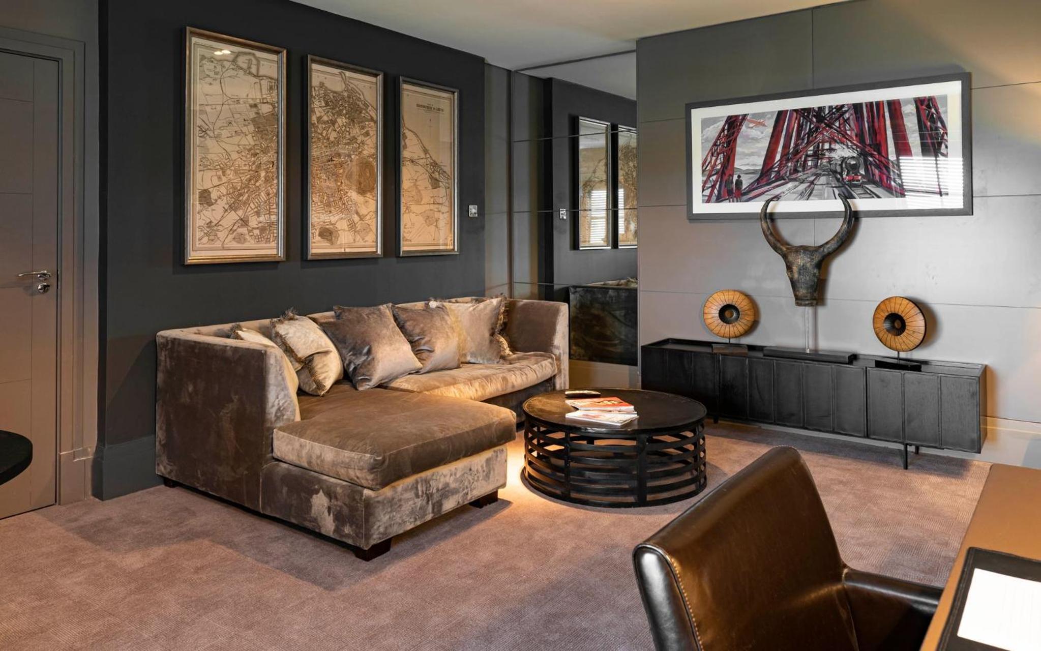 Signature Suite - Photo 2
