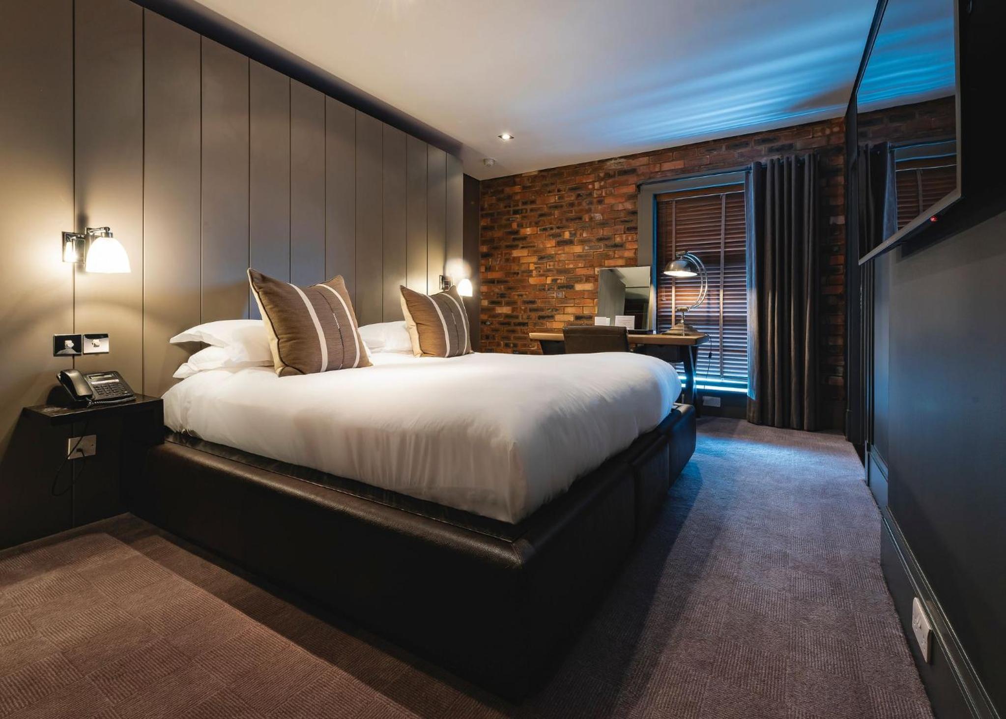 Signature Suite - Photo 3