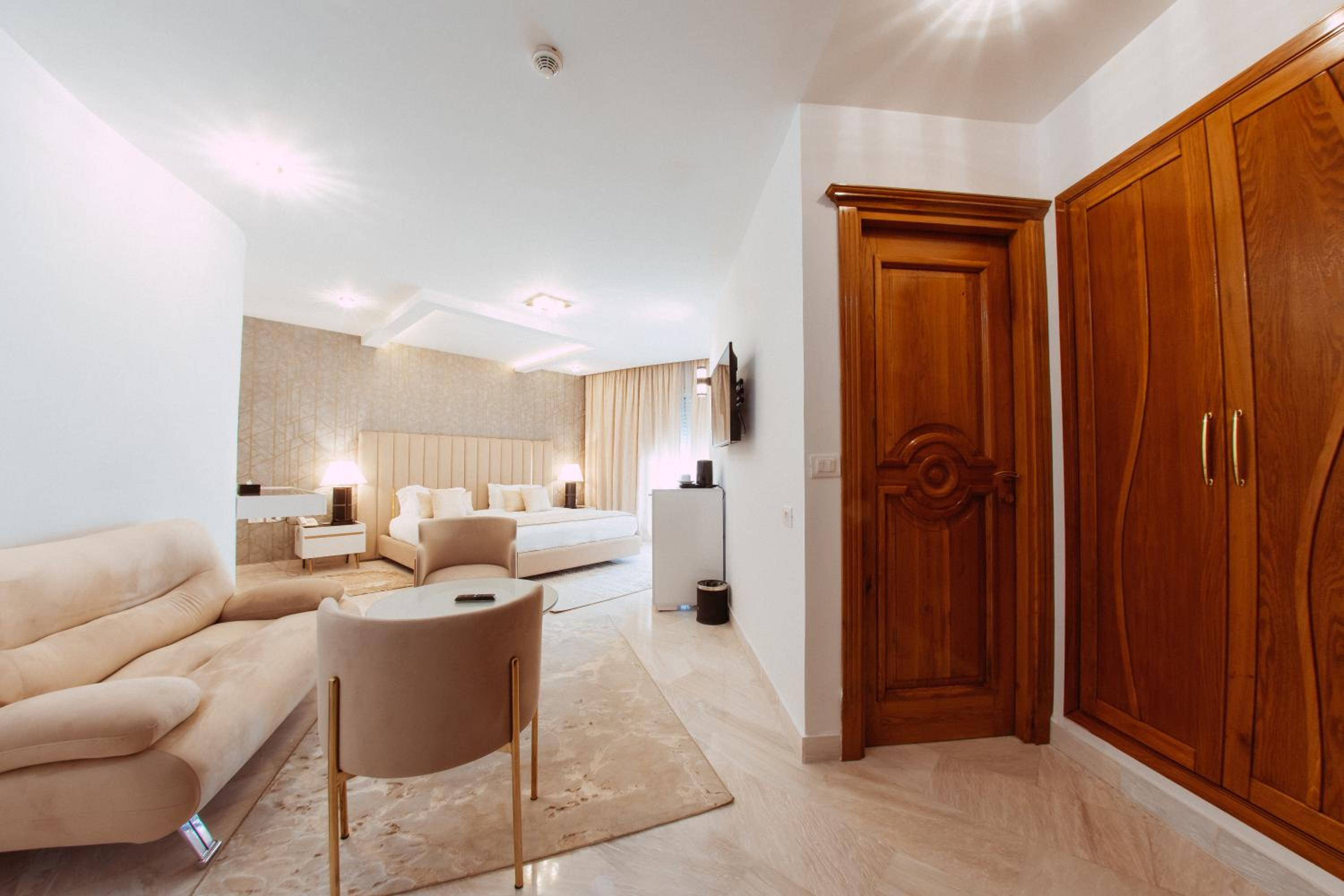 Deluxe Double Room - Photo 12
