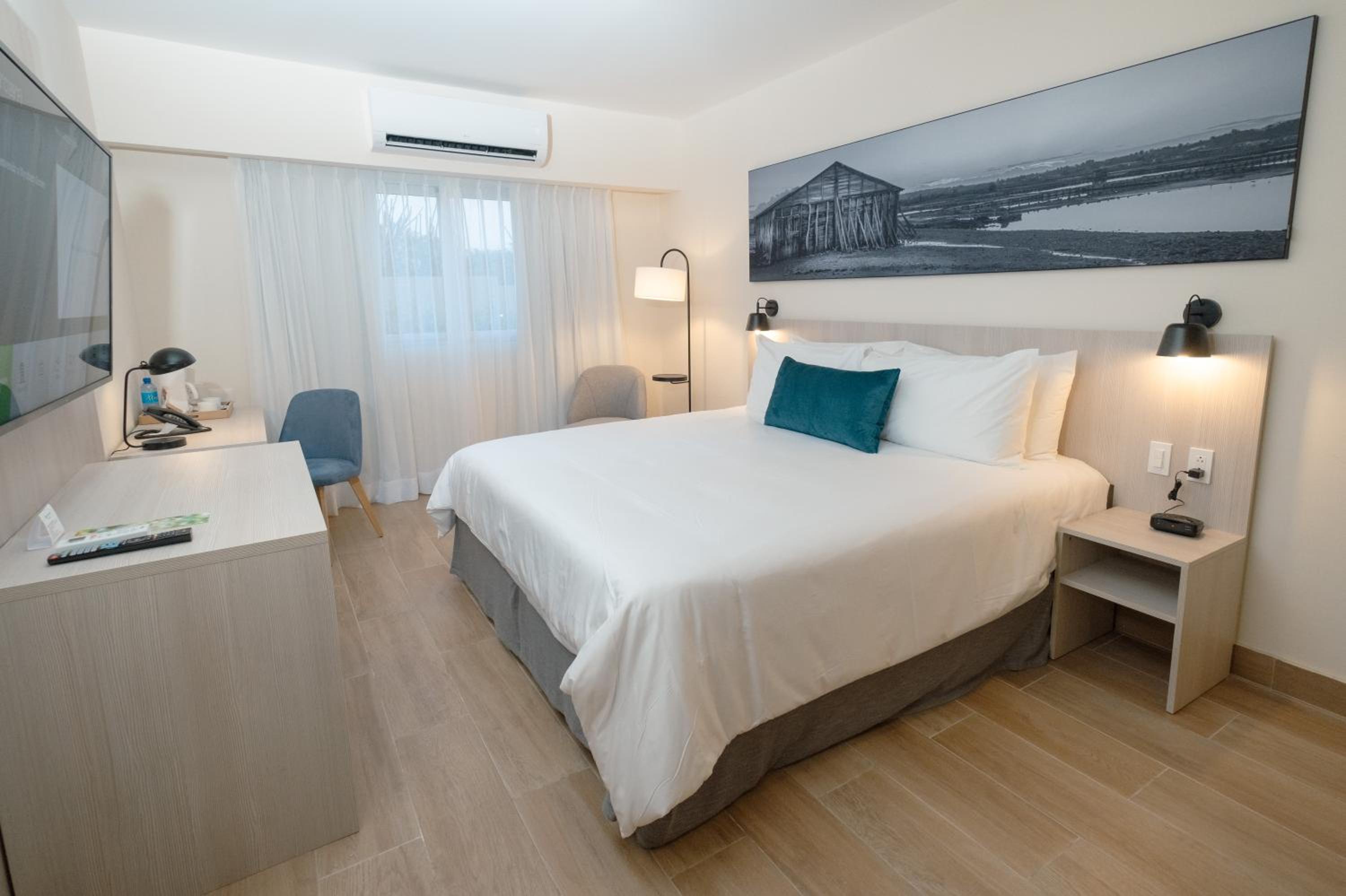 King Room with Living Room, Non-Smoking - Photo 6
