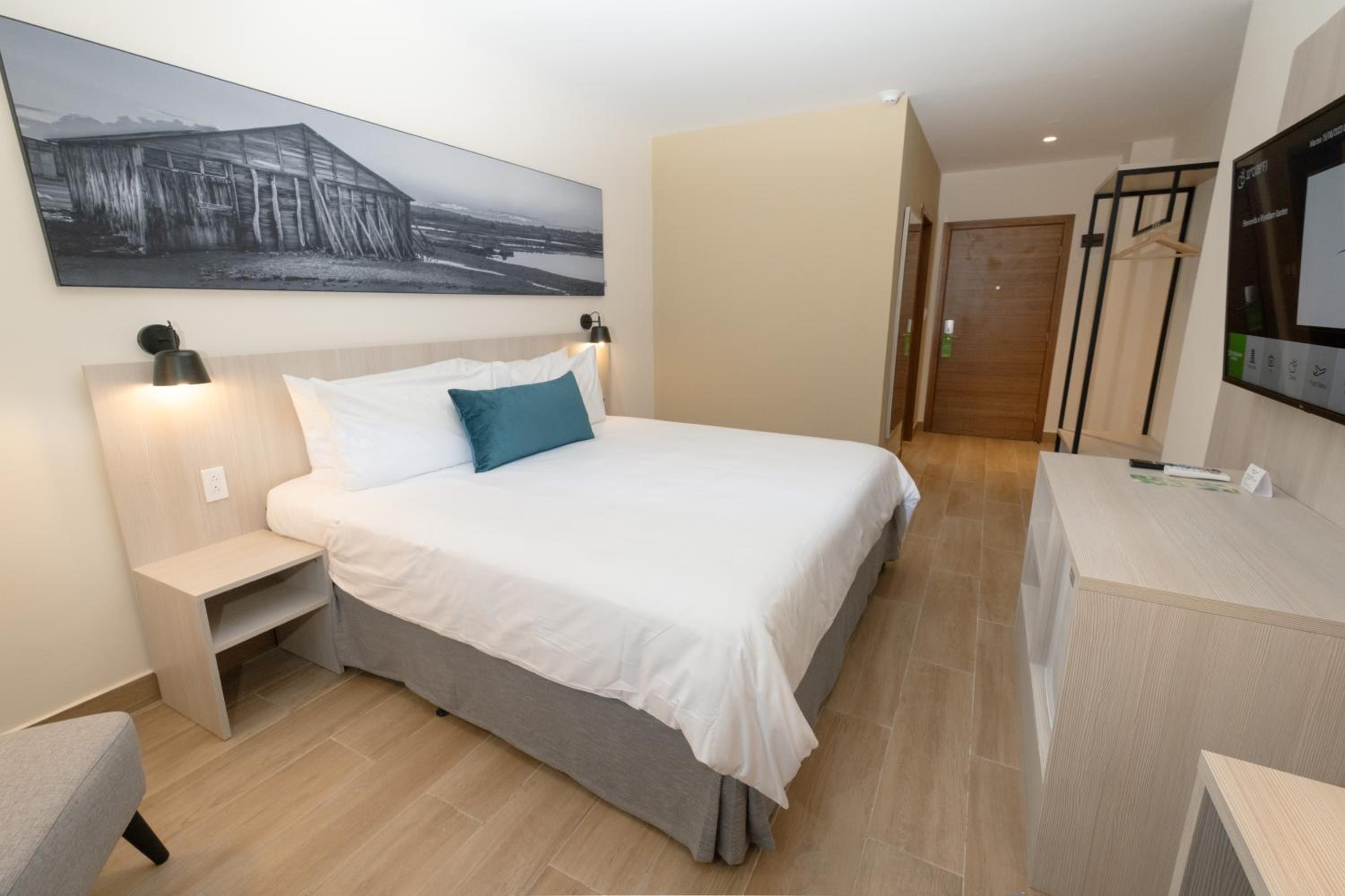 King Room - Non-Smoking - Photo 2