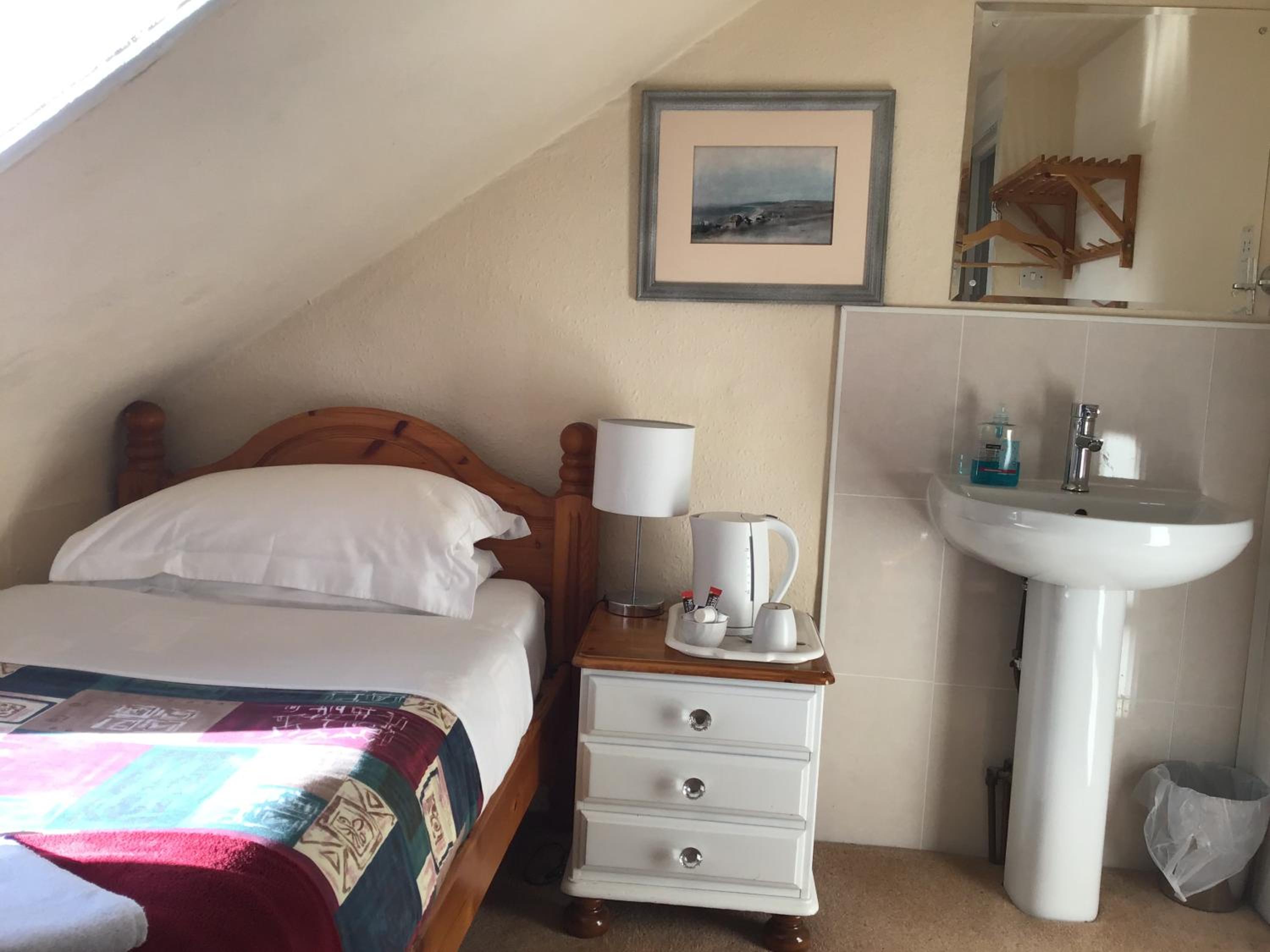 Budget Single Room with Shared Bathroom photo 3