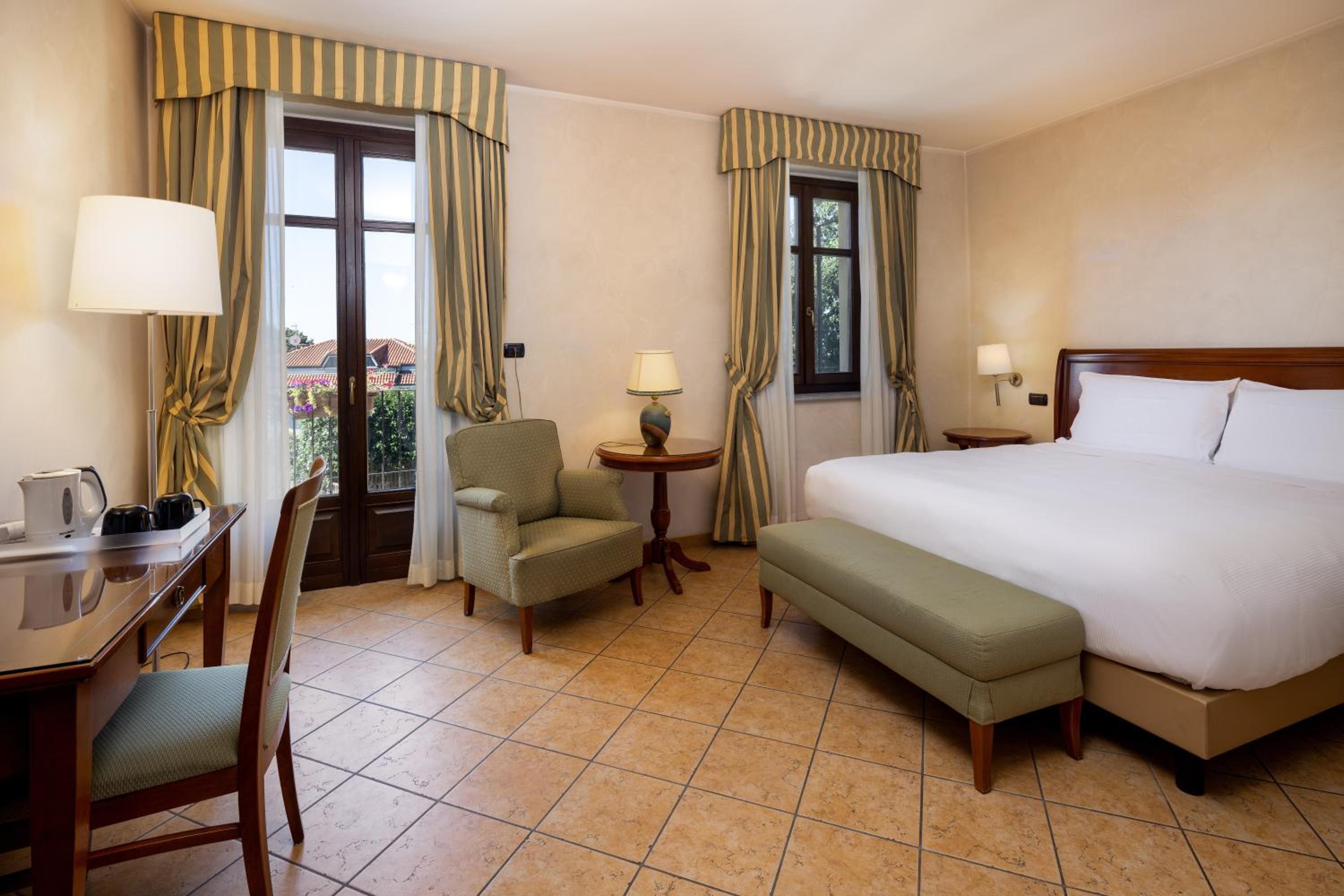 Standard King Room - Photo 15