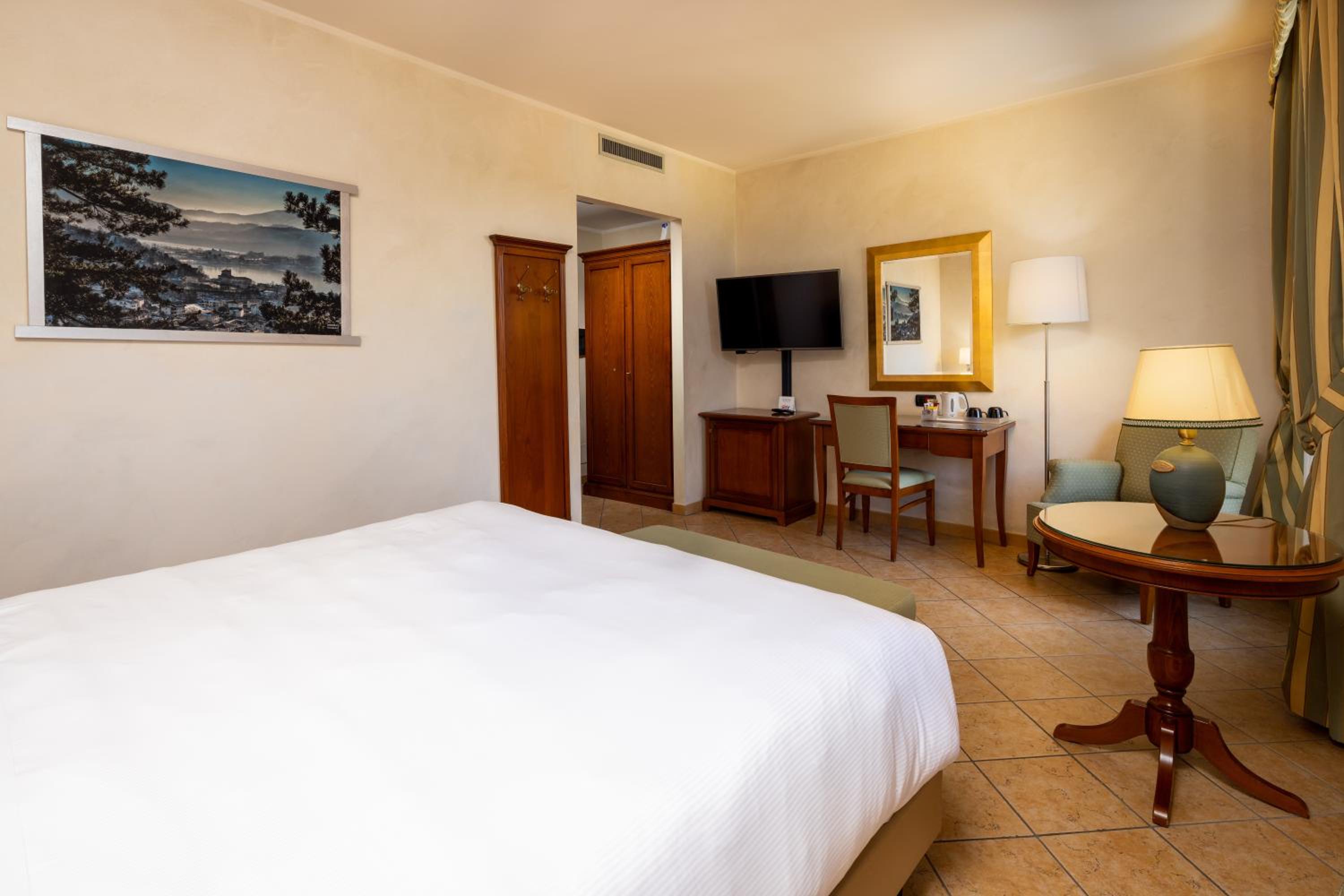 Standard King Room - Photo 14
