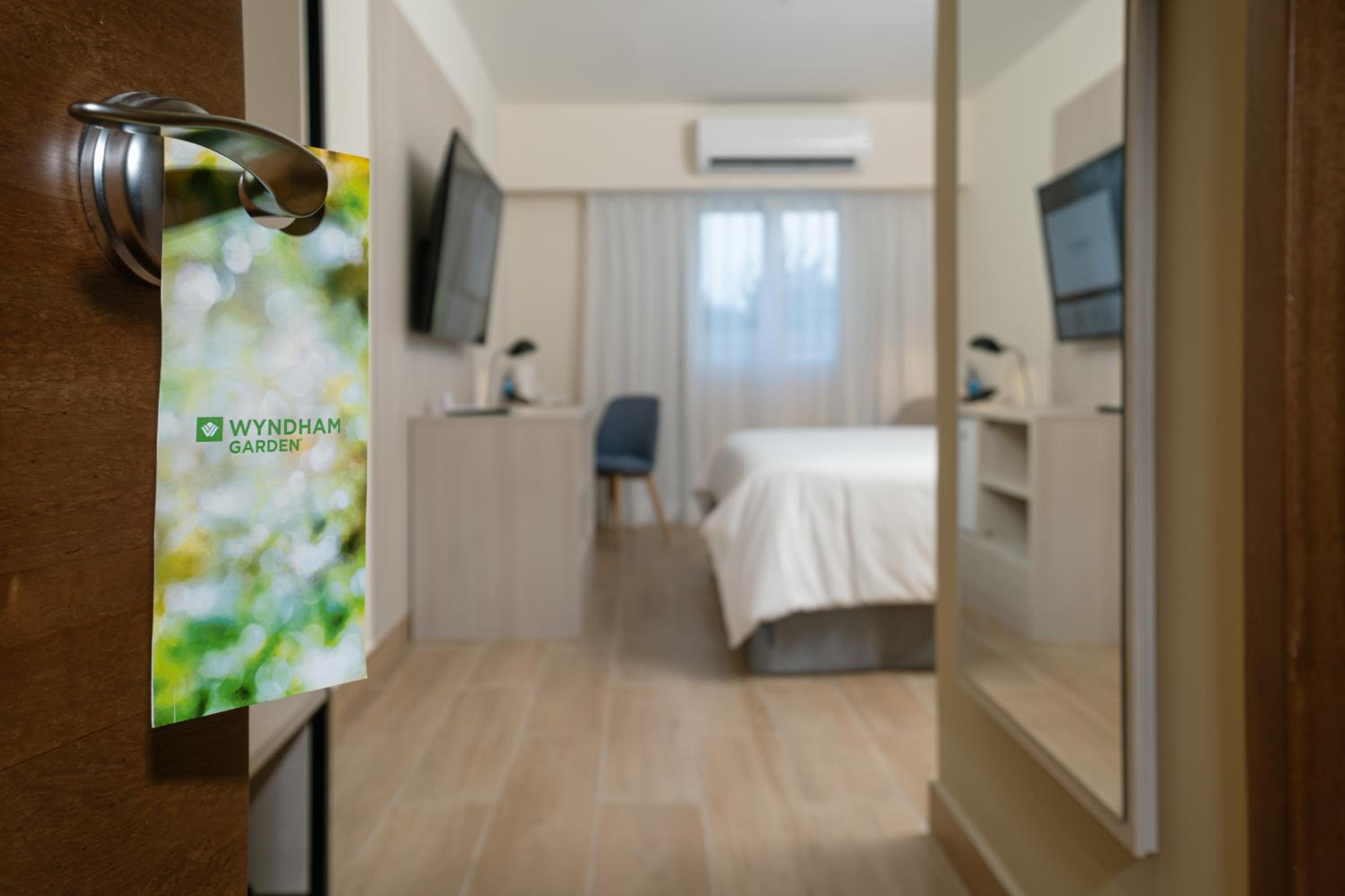 King Room - Non-Smoking - Photo 6