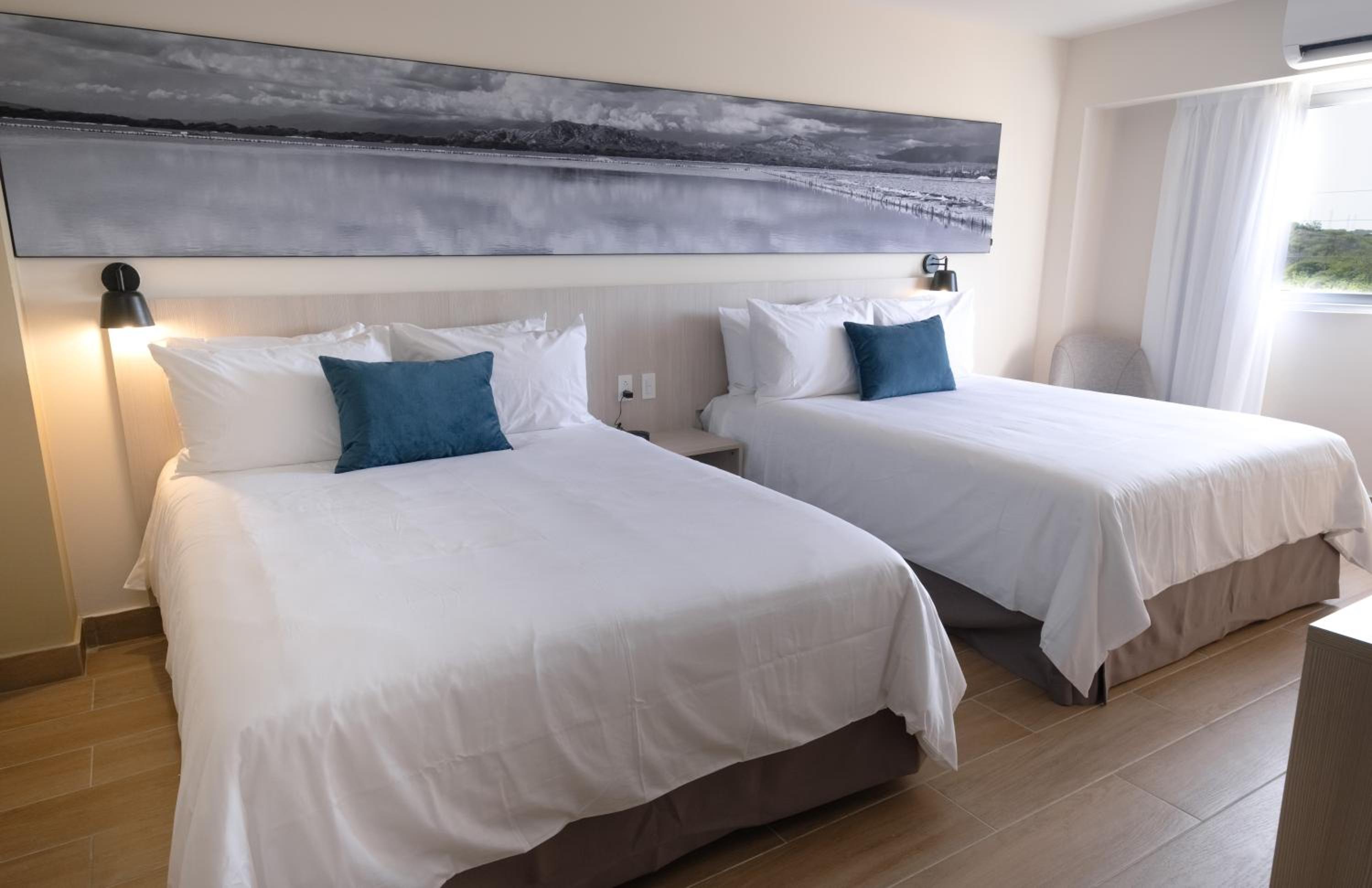 Queen Room with Two Queen Beds - Non-Smoking - Photo 5