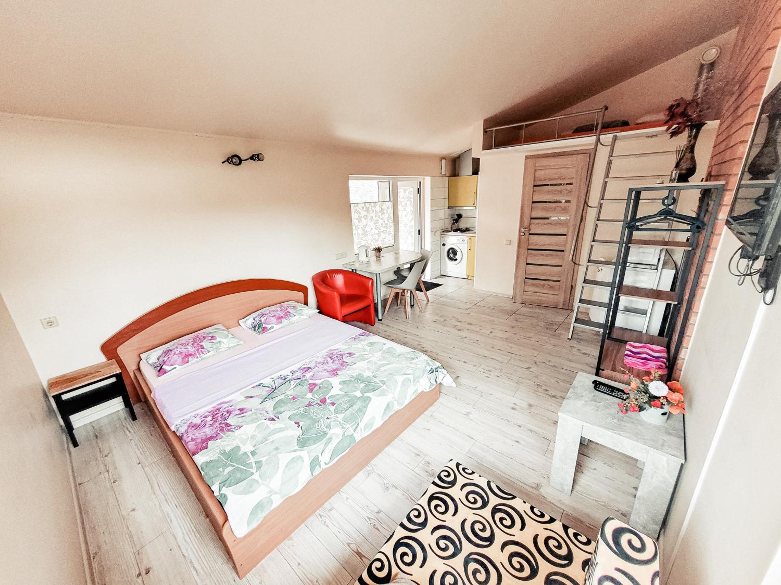 Studio Apartment - Photo 1