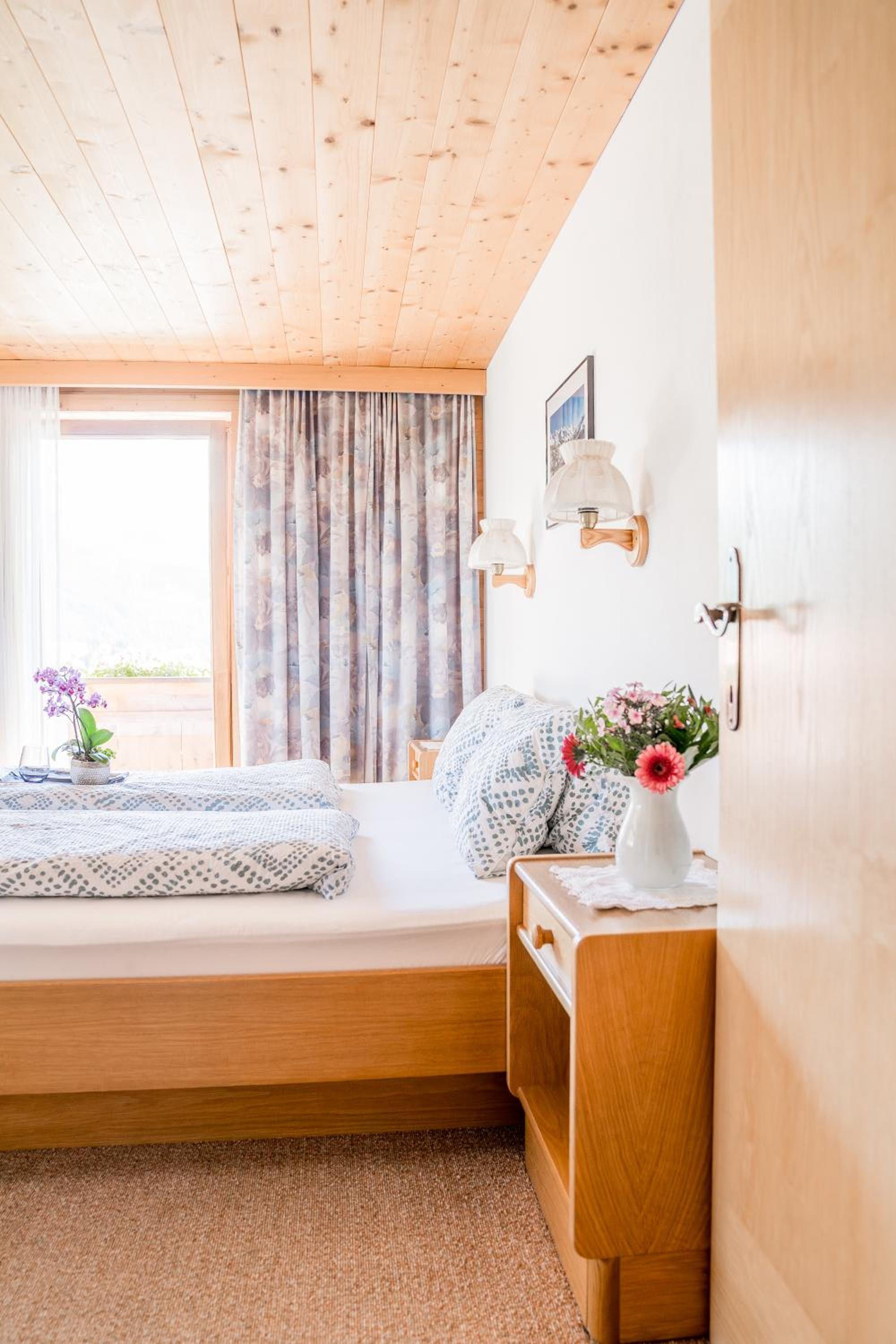 One-Bedroom Apartment with Balcony and Mountain View TOP 1 photo 2