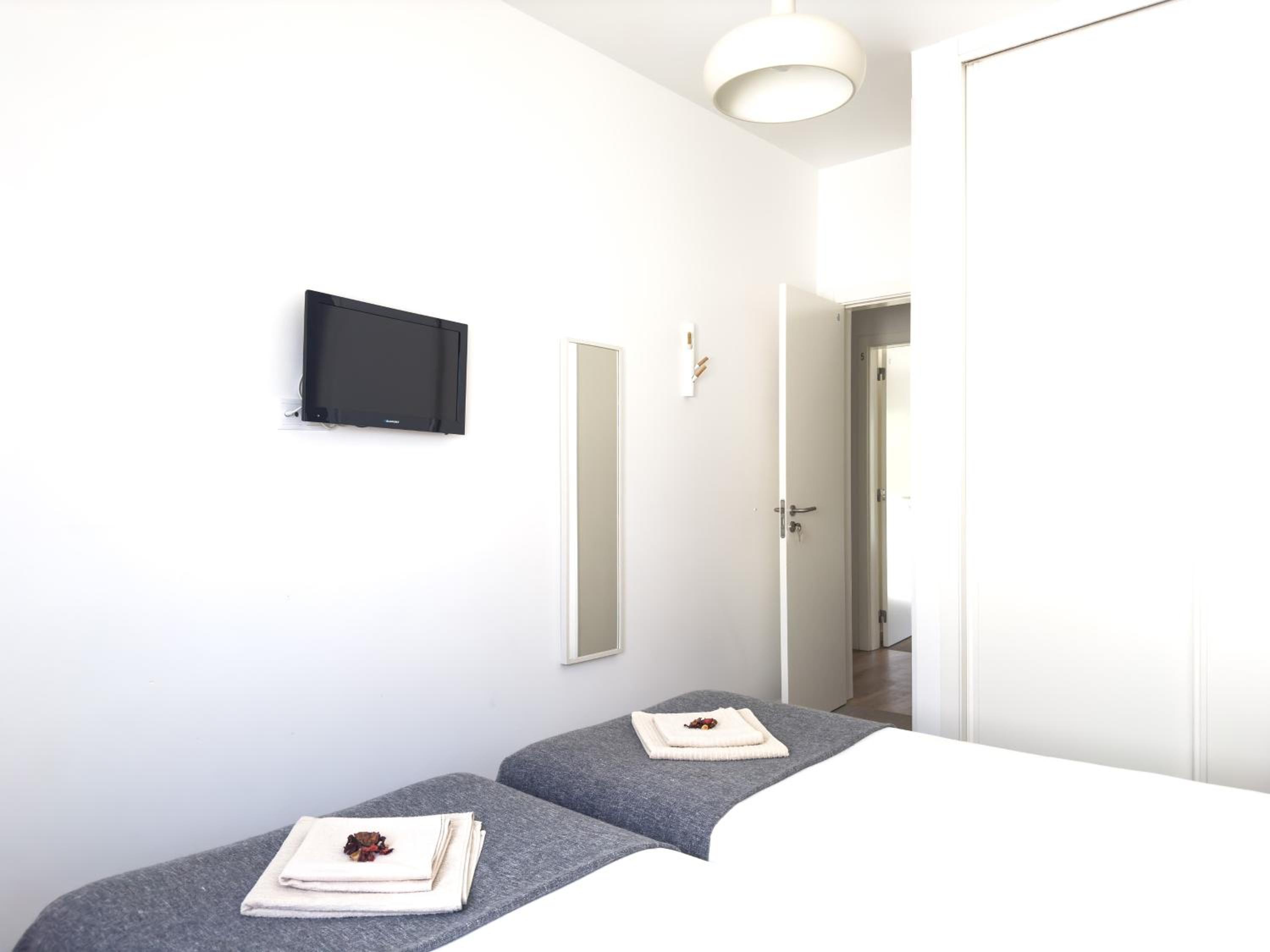 Twin Room with Private External Bathroom - Photo 2