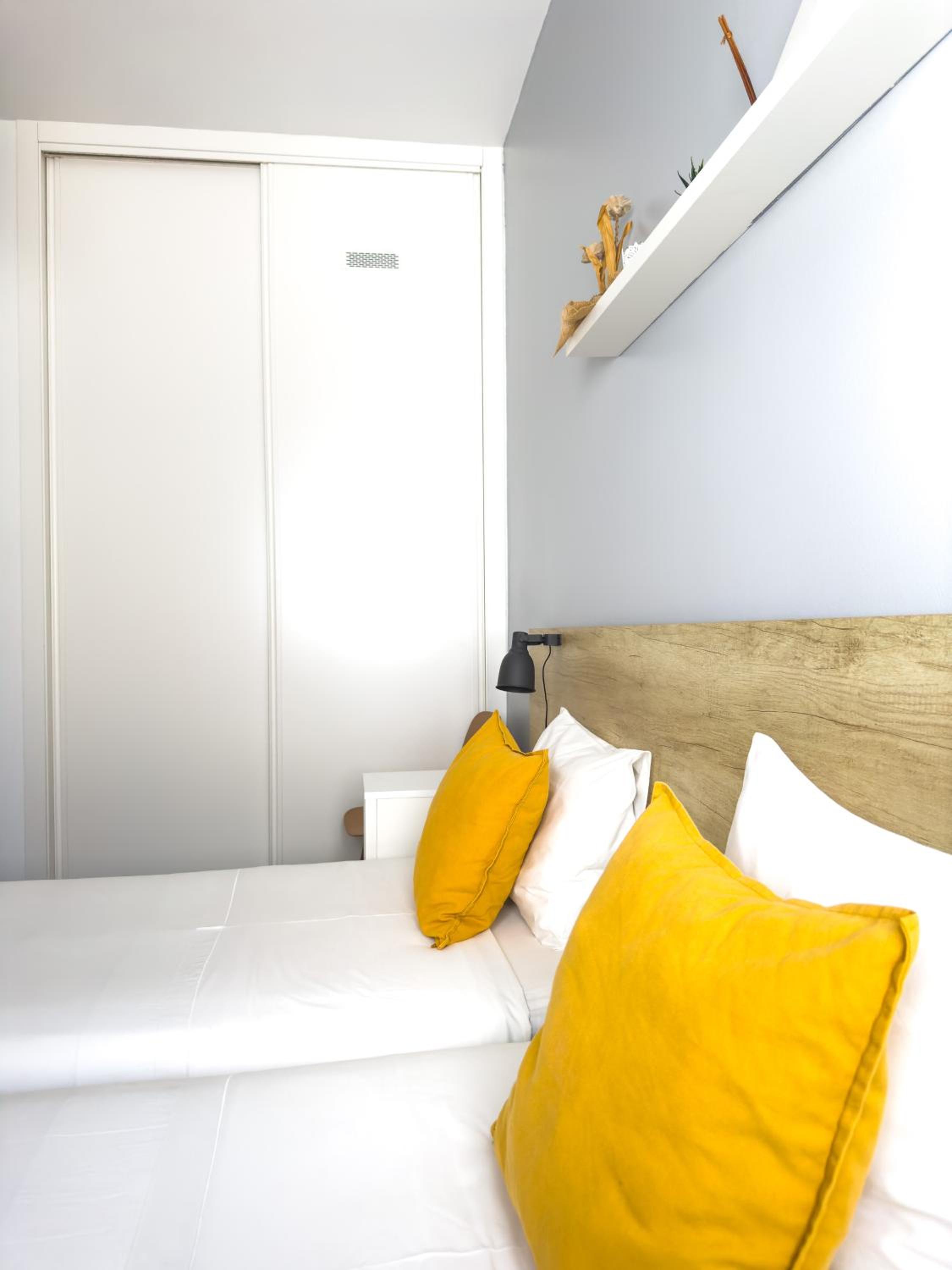 Twin Room with Private External Bathroom - Photo 25