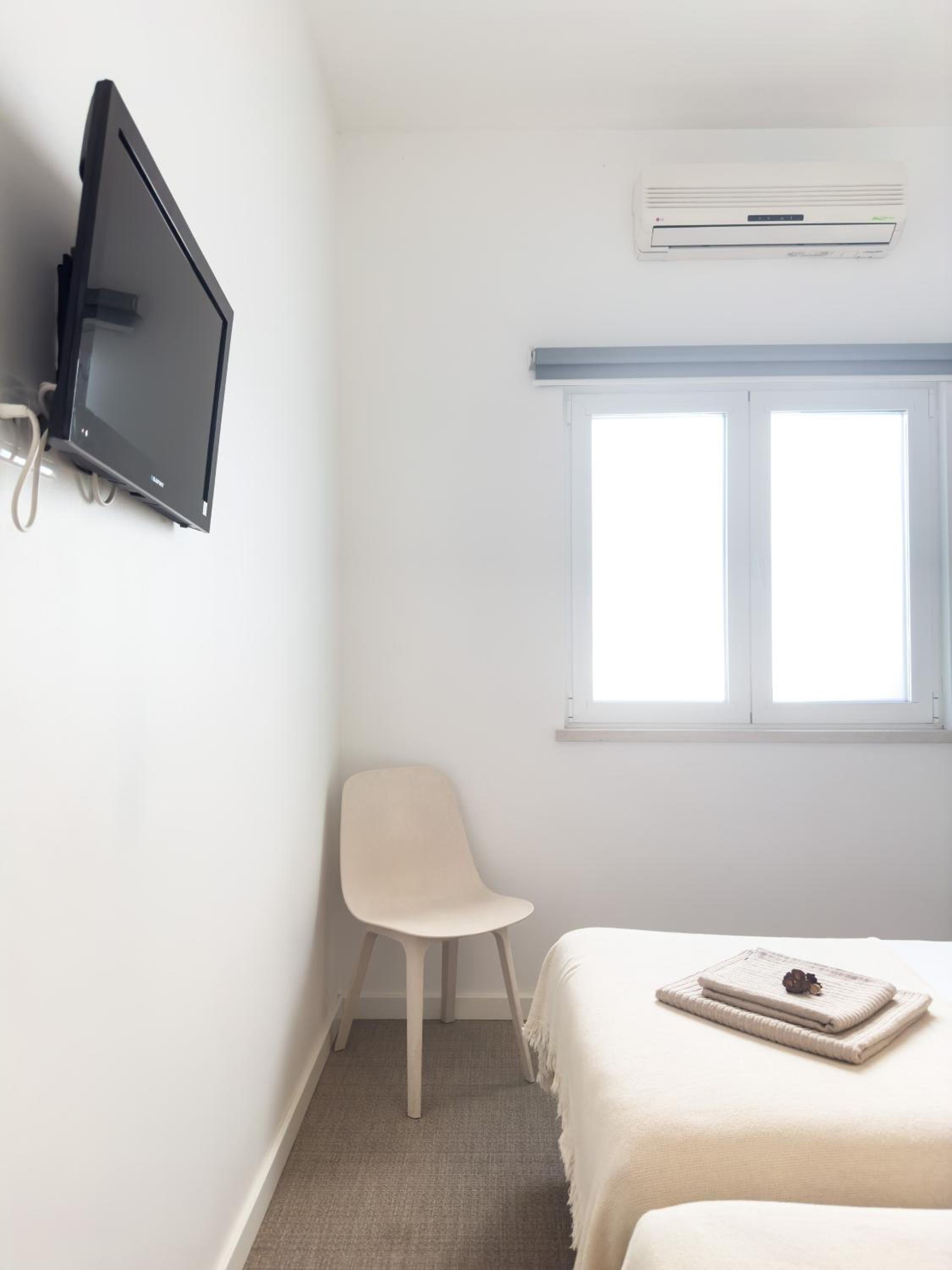 Twin Room with Private External Bathroom - Photo 18