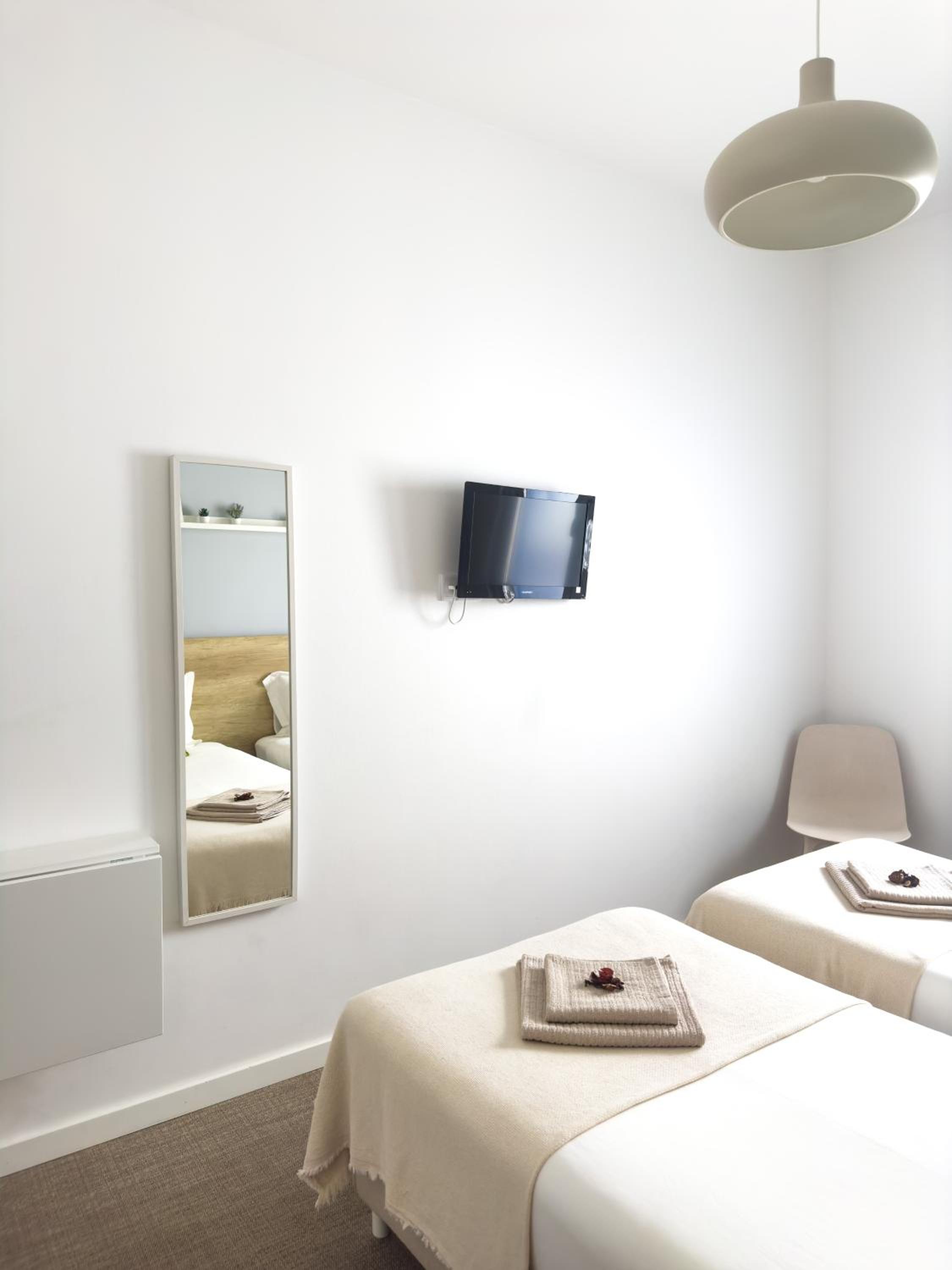 Twin Room with Private External Bathroom - Photo 22