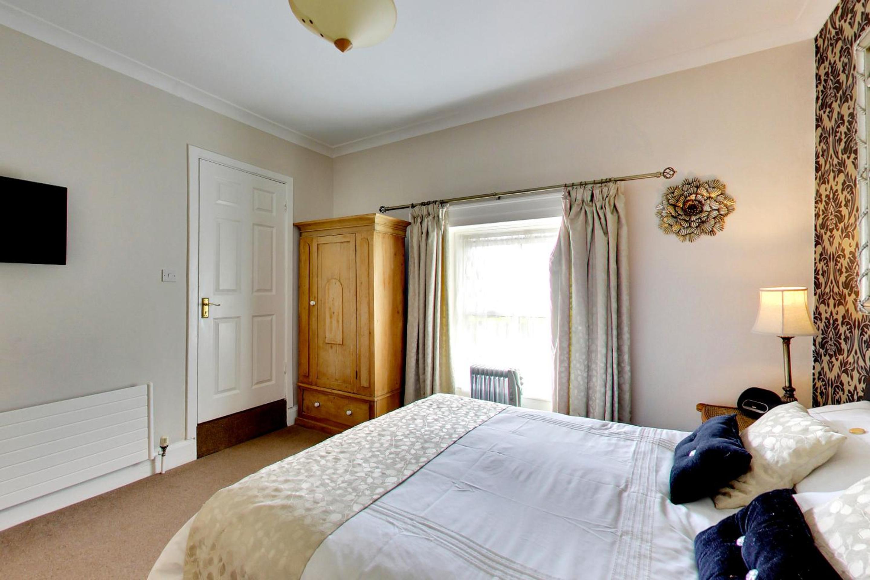 Classic Double Room with Shower thumbnail 5