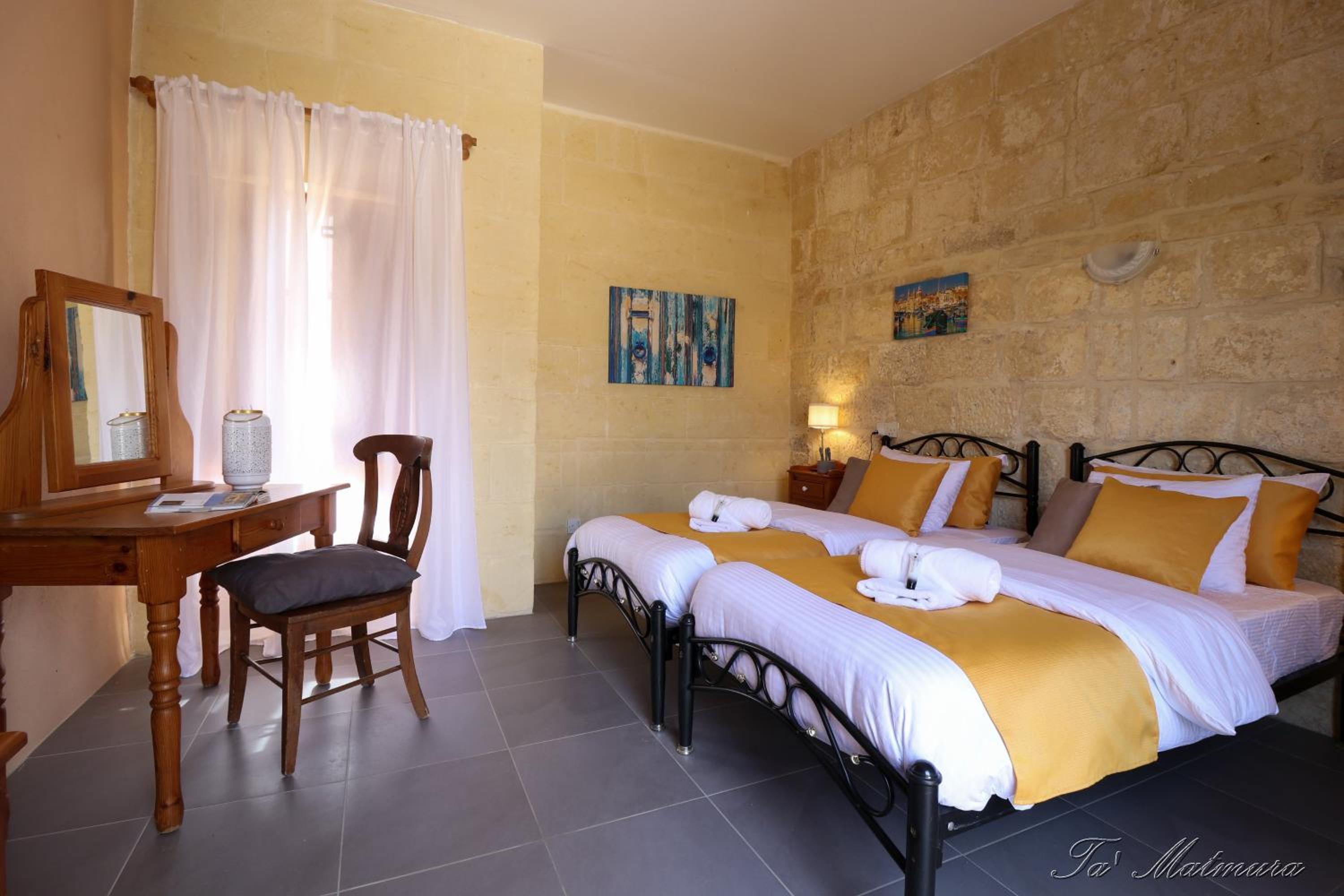 Twin Room - Photo 11