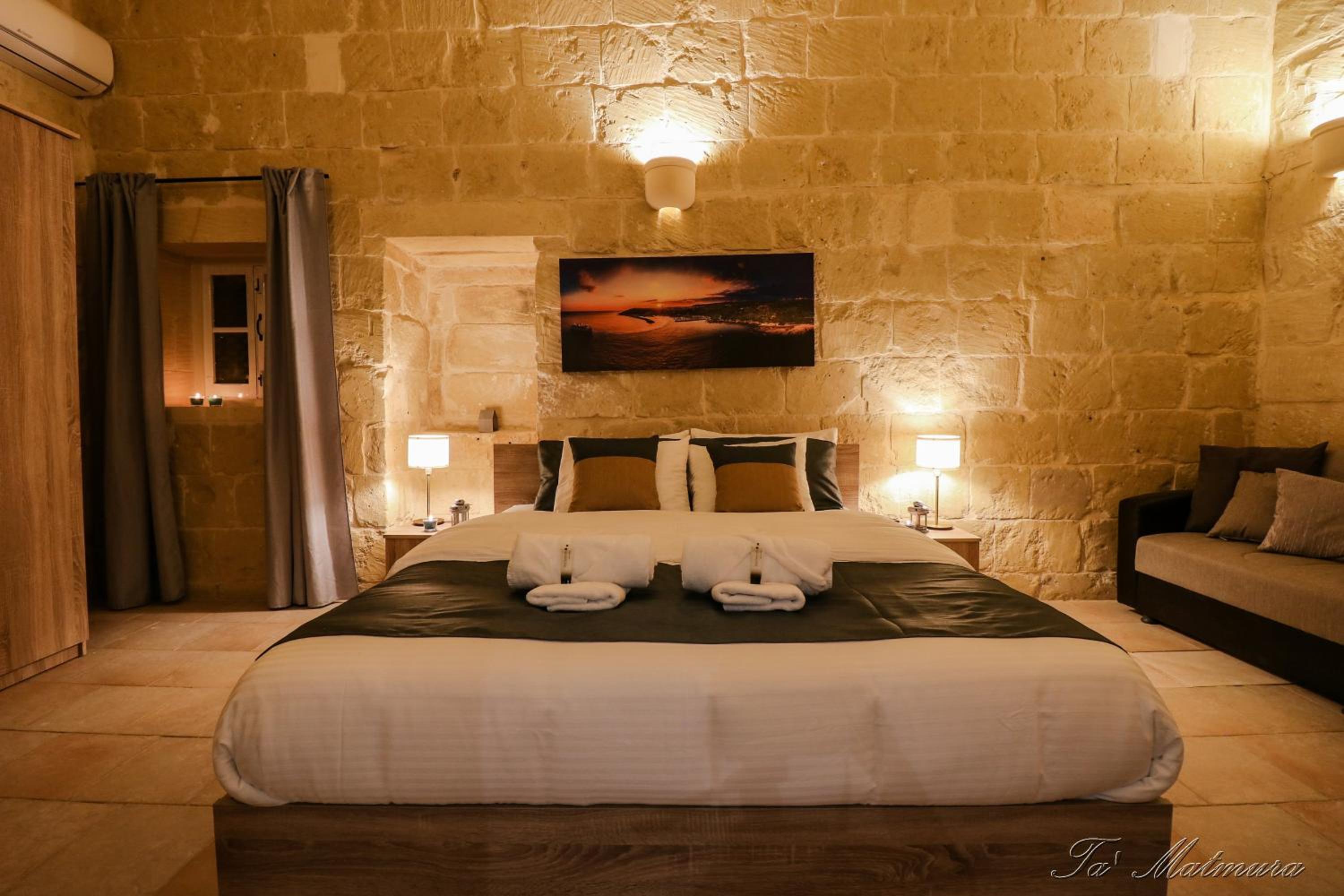 Deluxe Double Room (2 Adults + 1 Child)