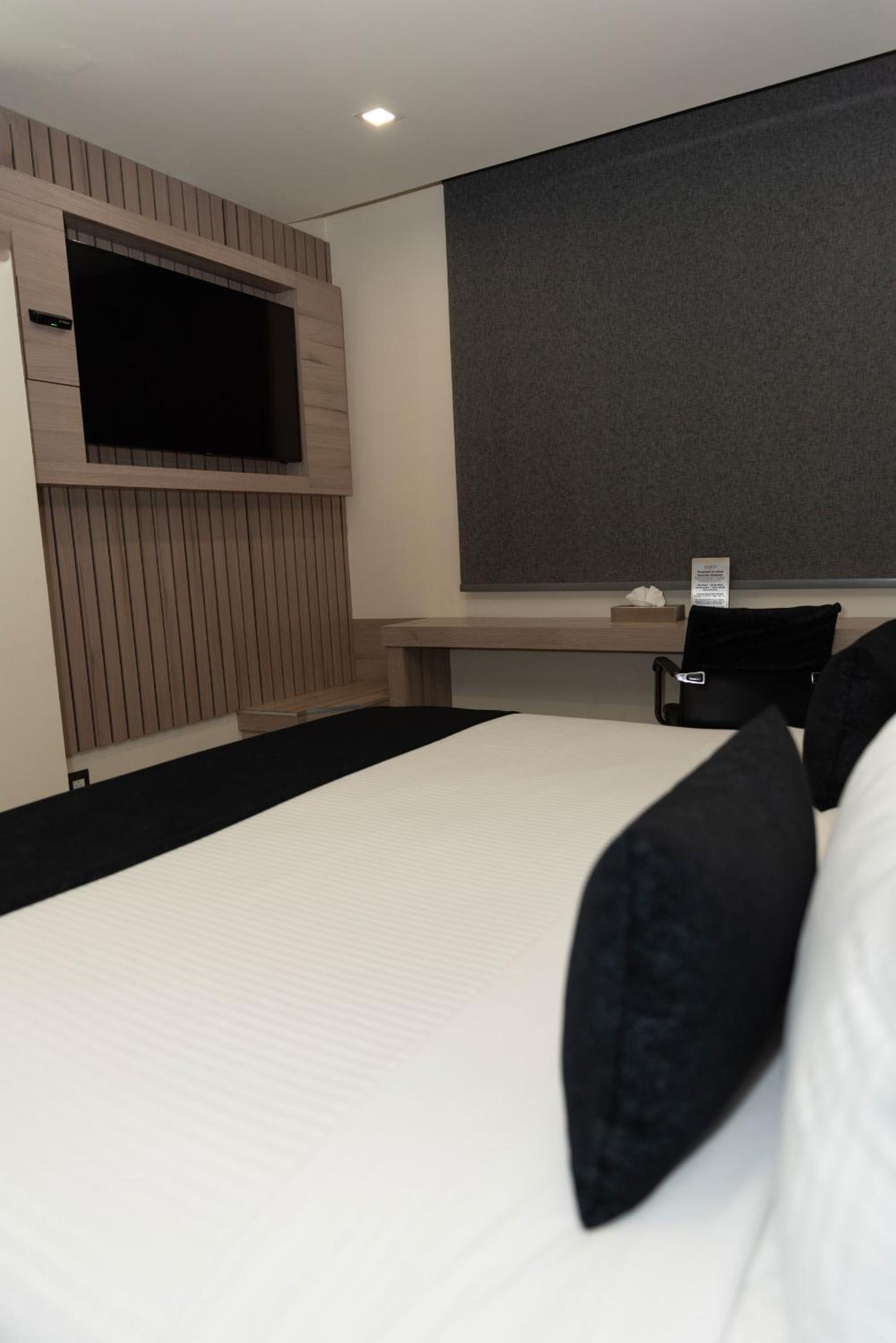Standard King Room - Photo 5