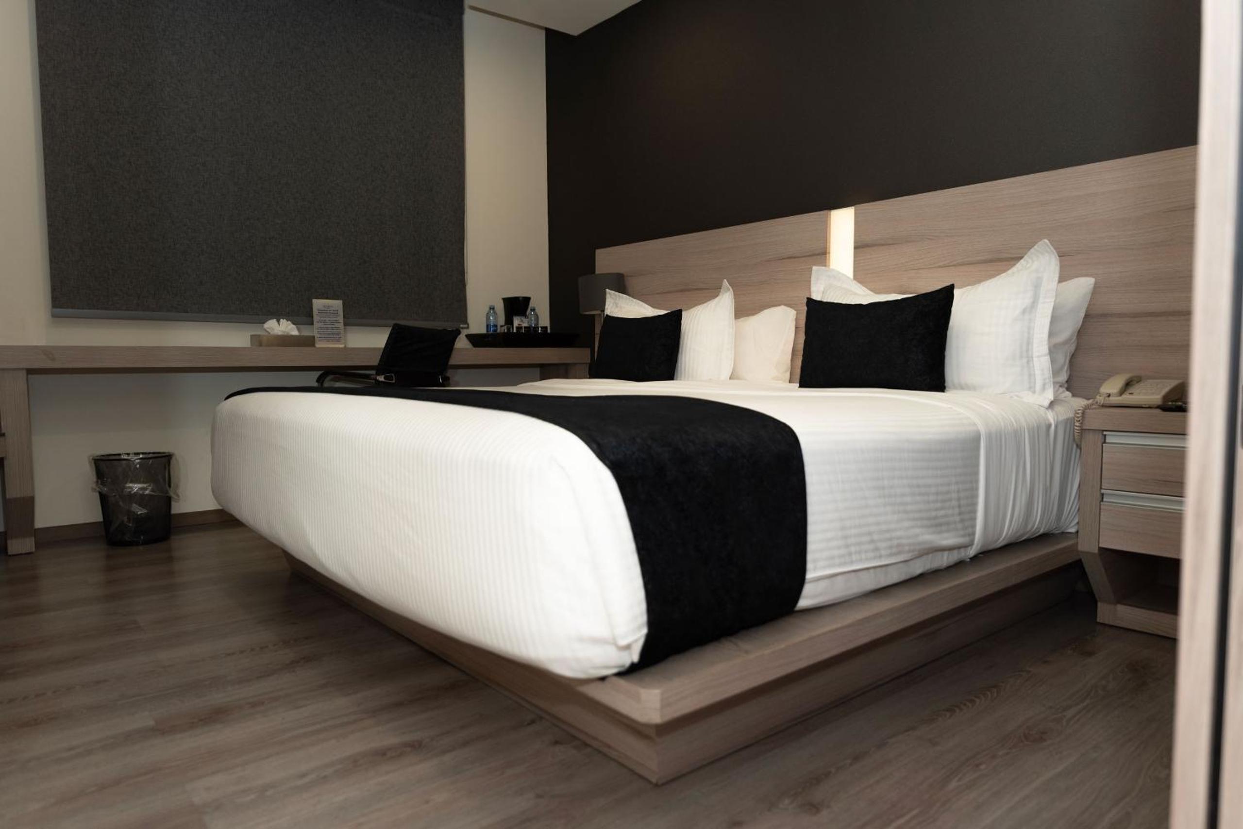 Standard King Room - Photo 3