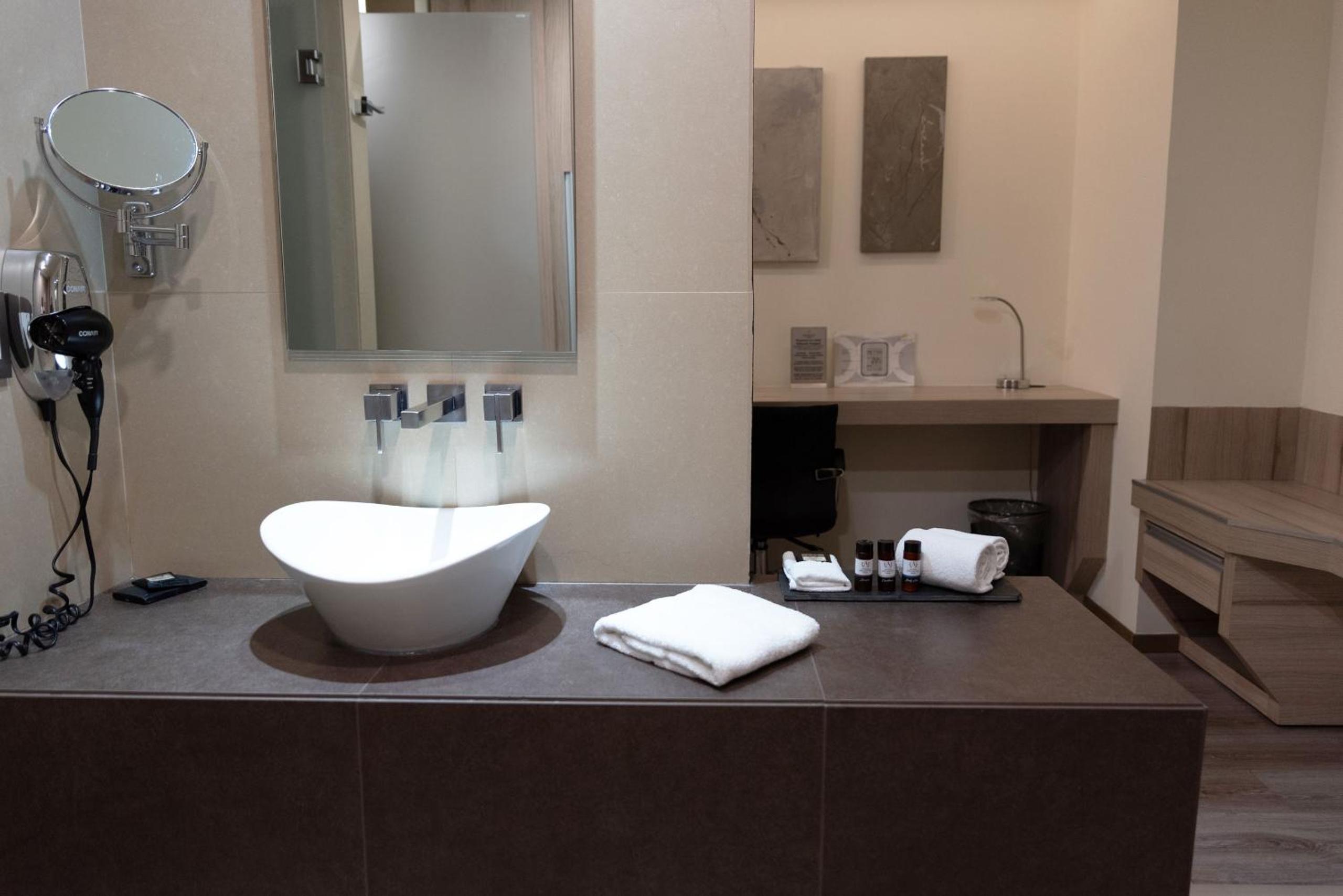 Standard King Room - Photo 6