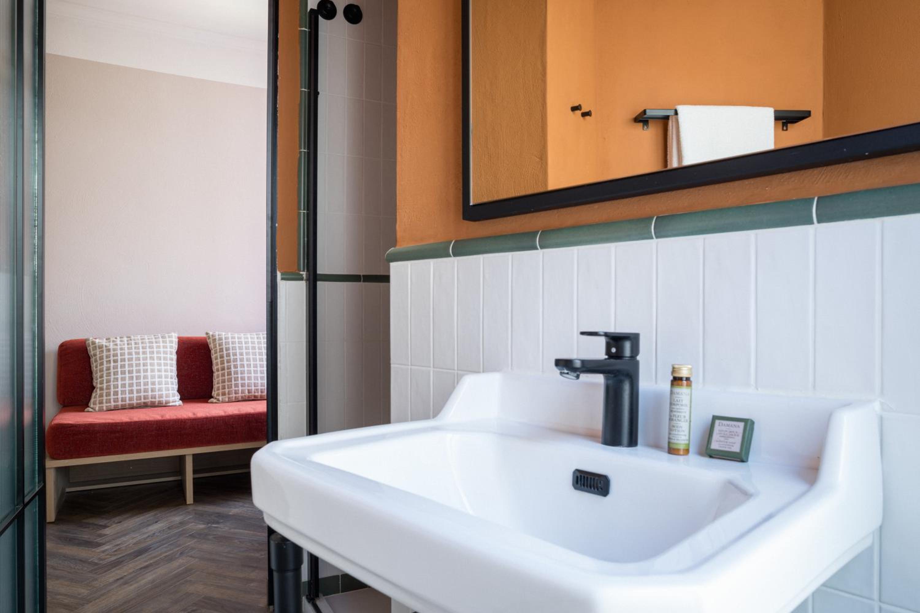 Deluxe Double or Twin Room - Photo 7