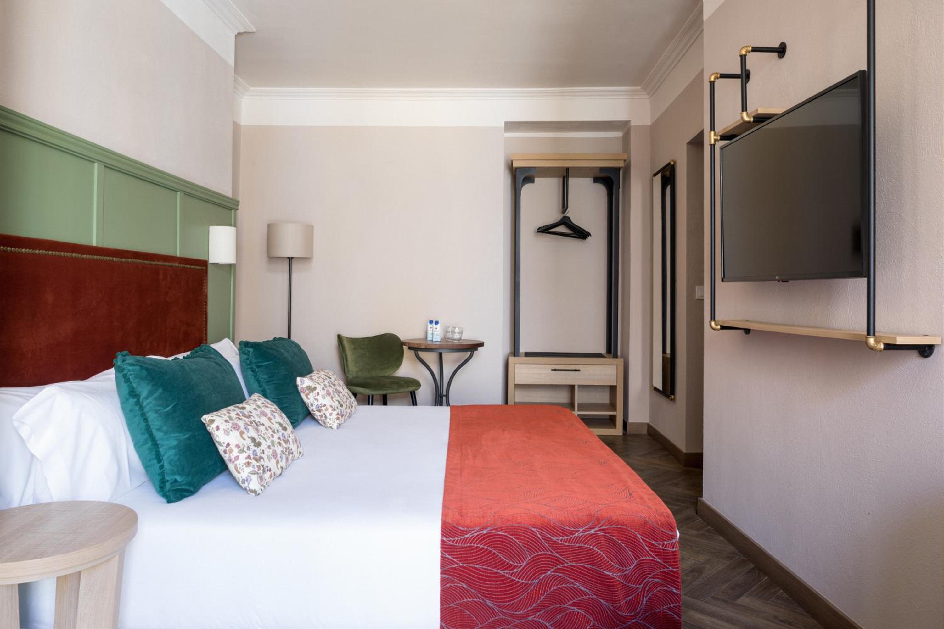 Deluxe Double or Twin Room - Photo 2