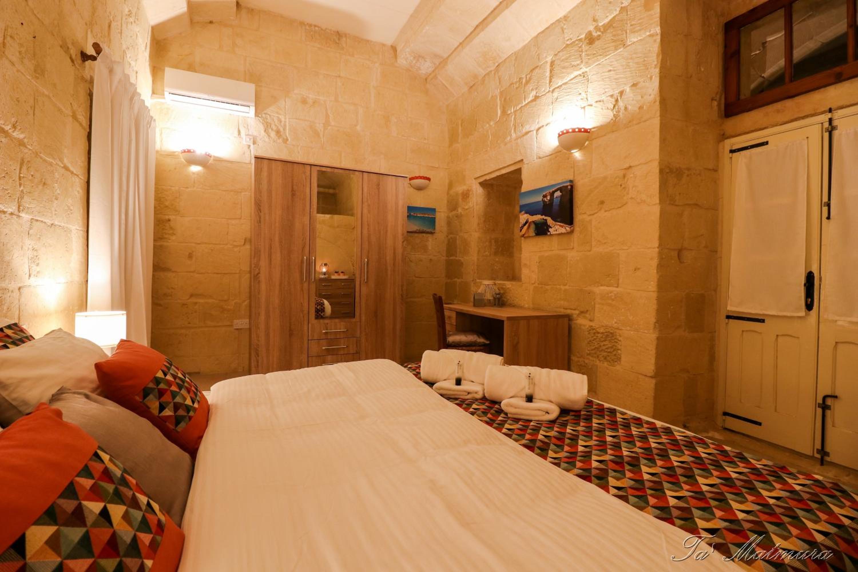 Deluxe Double Room - Photo 13