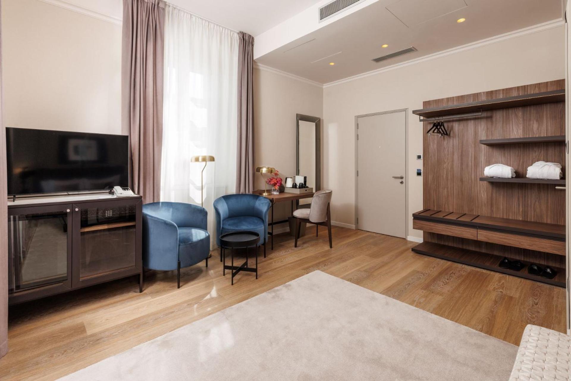 Superior King Room thumbnail 6