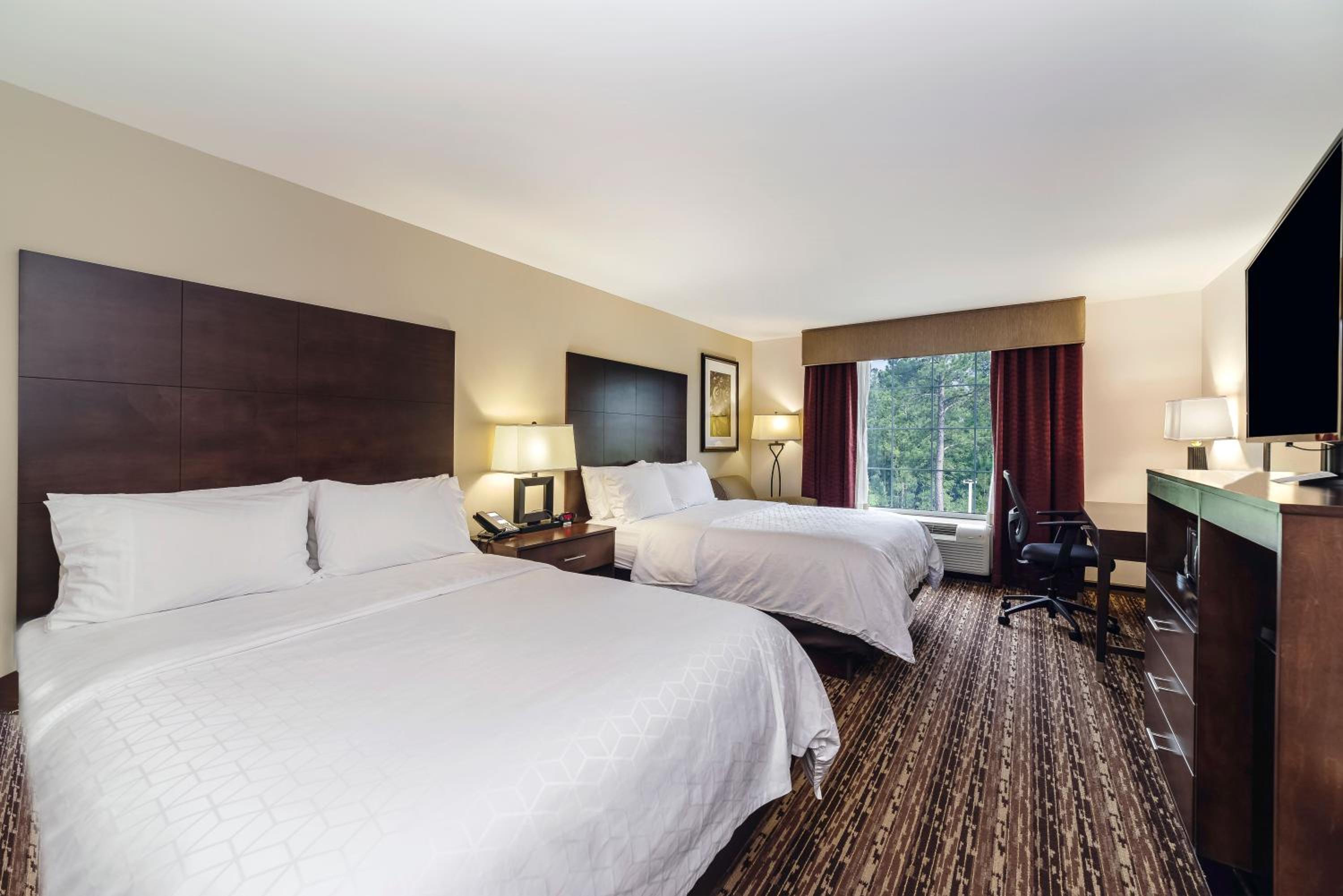 Queen Room with Two Queen Beds - Hearing Accessible/Non-Smoking photo 3