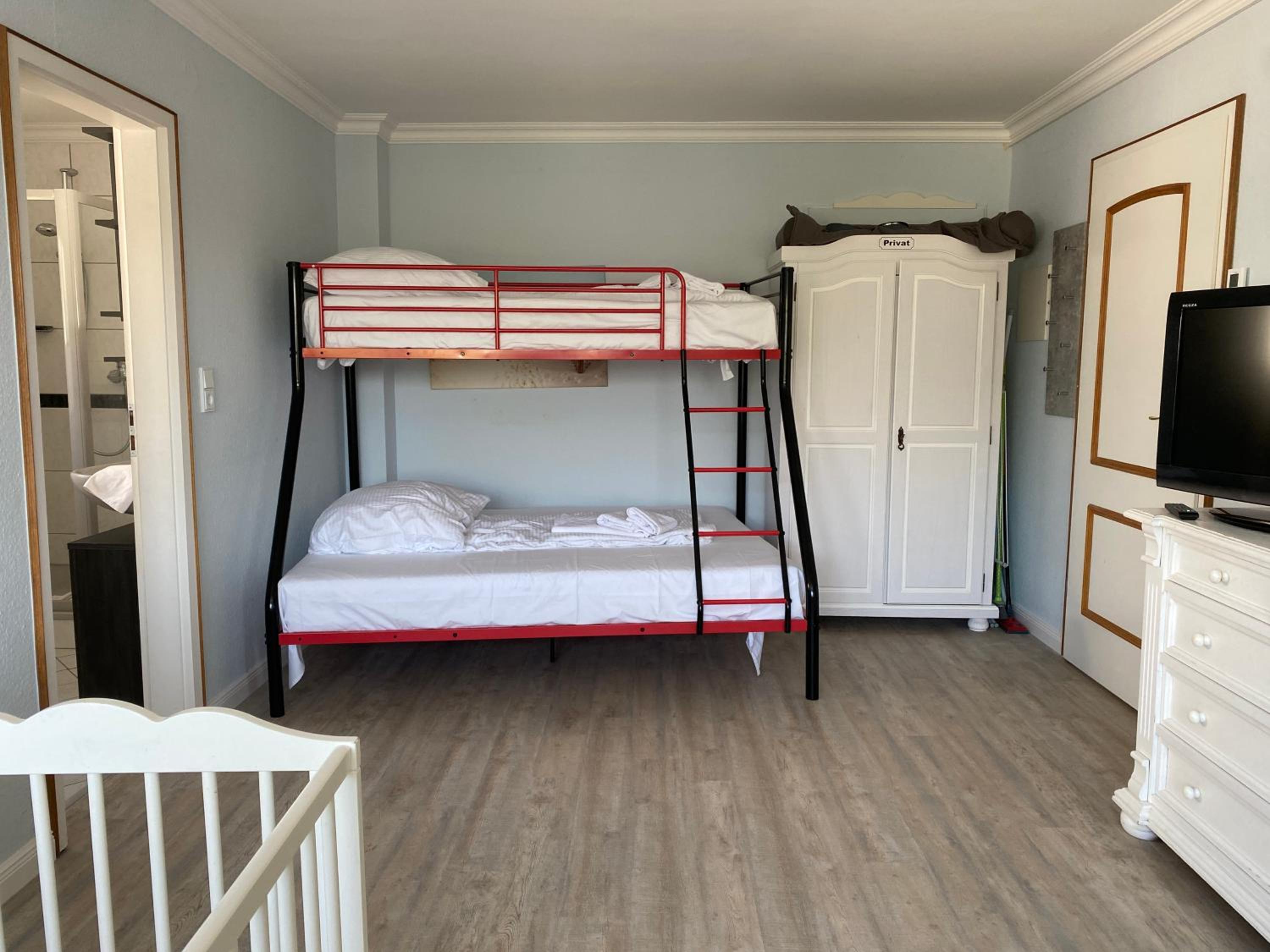 One-Bedroom Apartment - Photo 32