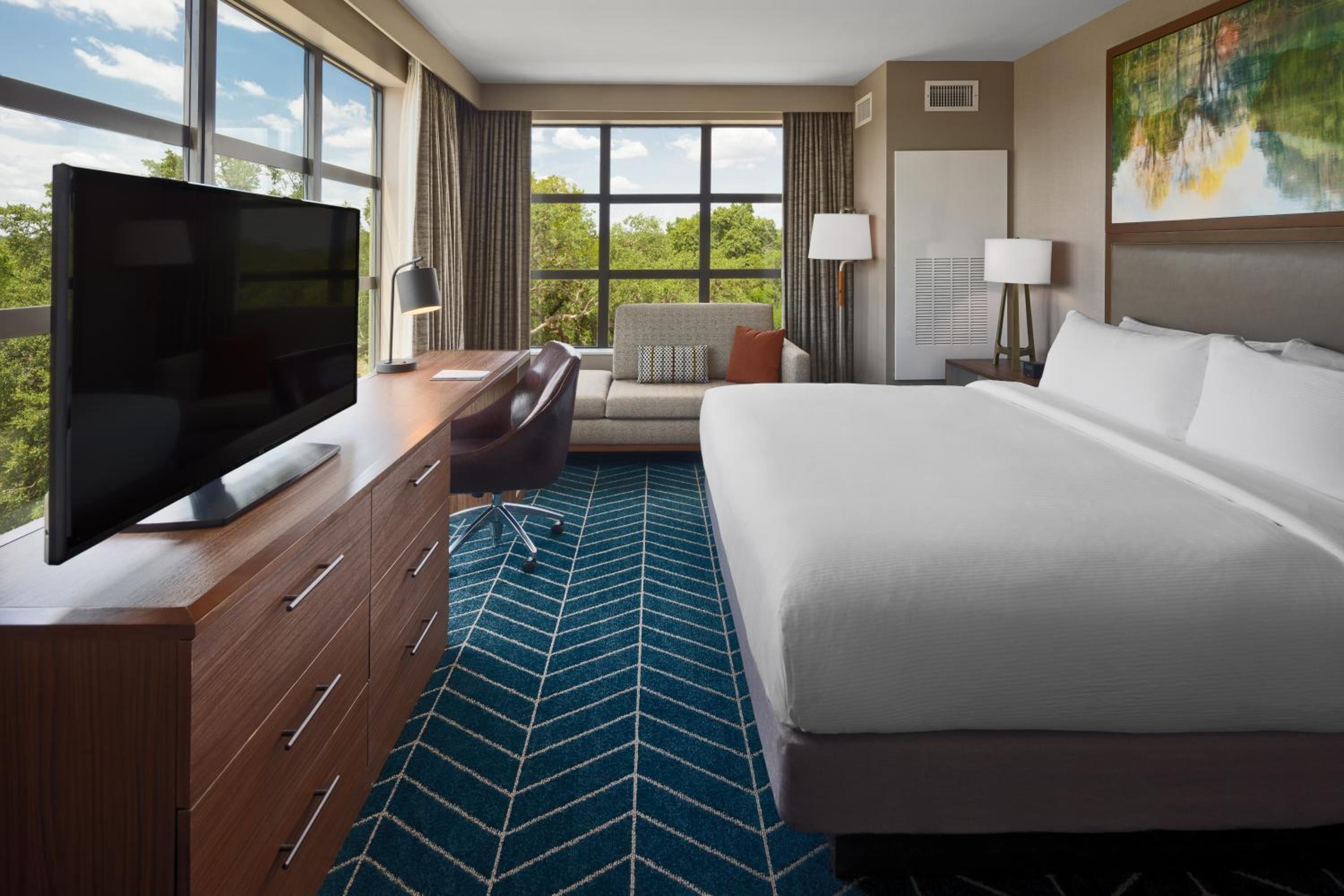 Corner King Room with Pool View - Photo 4