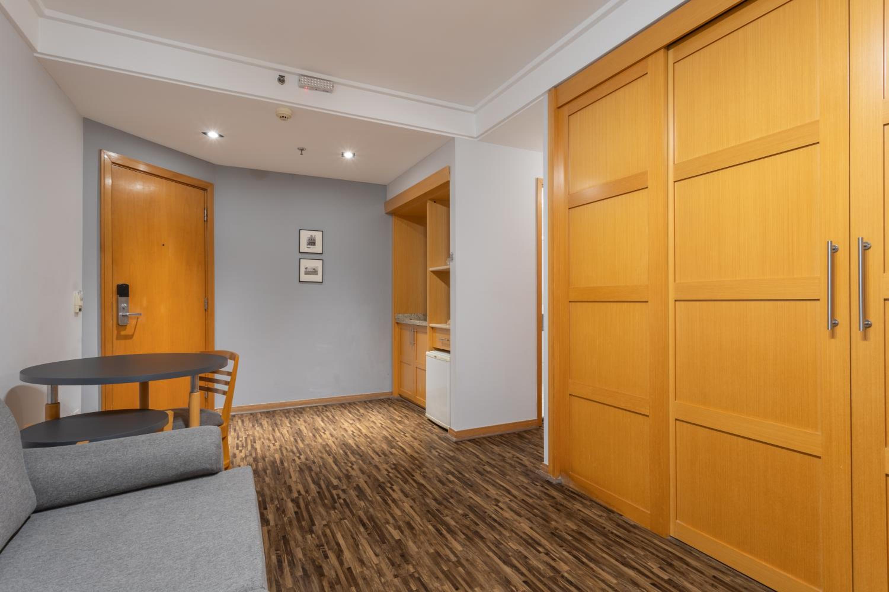 Standard Twin Room thumbnail 6