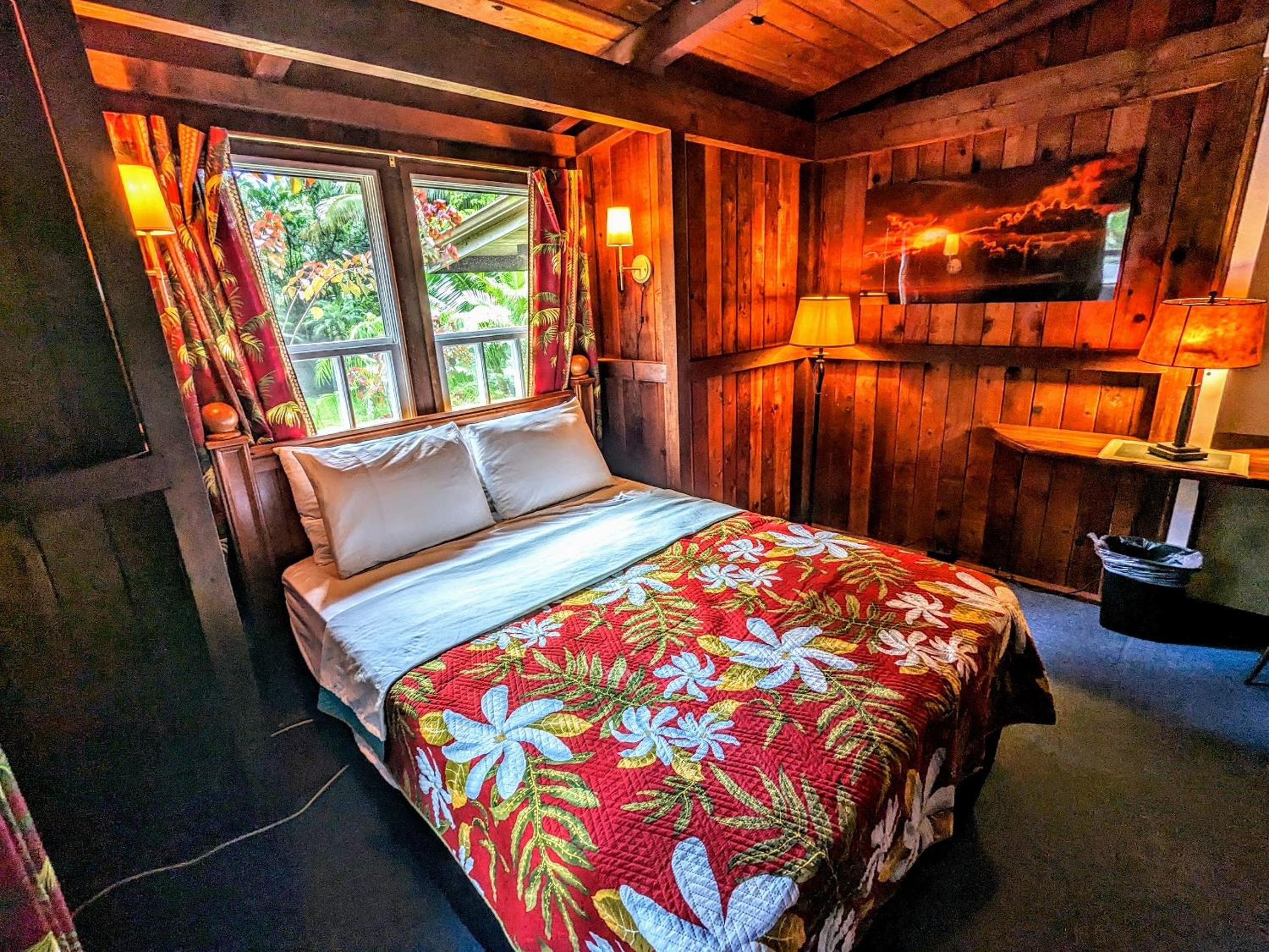 Queen Room with Shared Bathroom photo 1