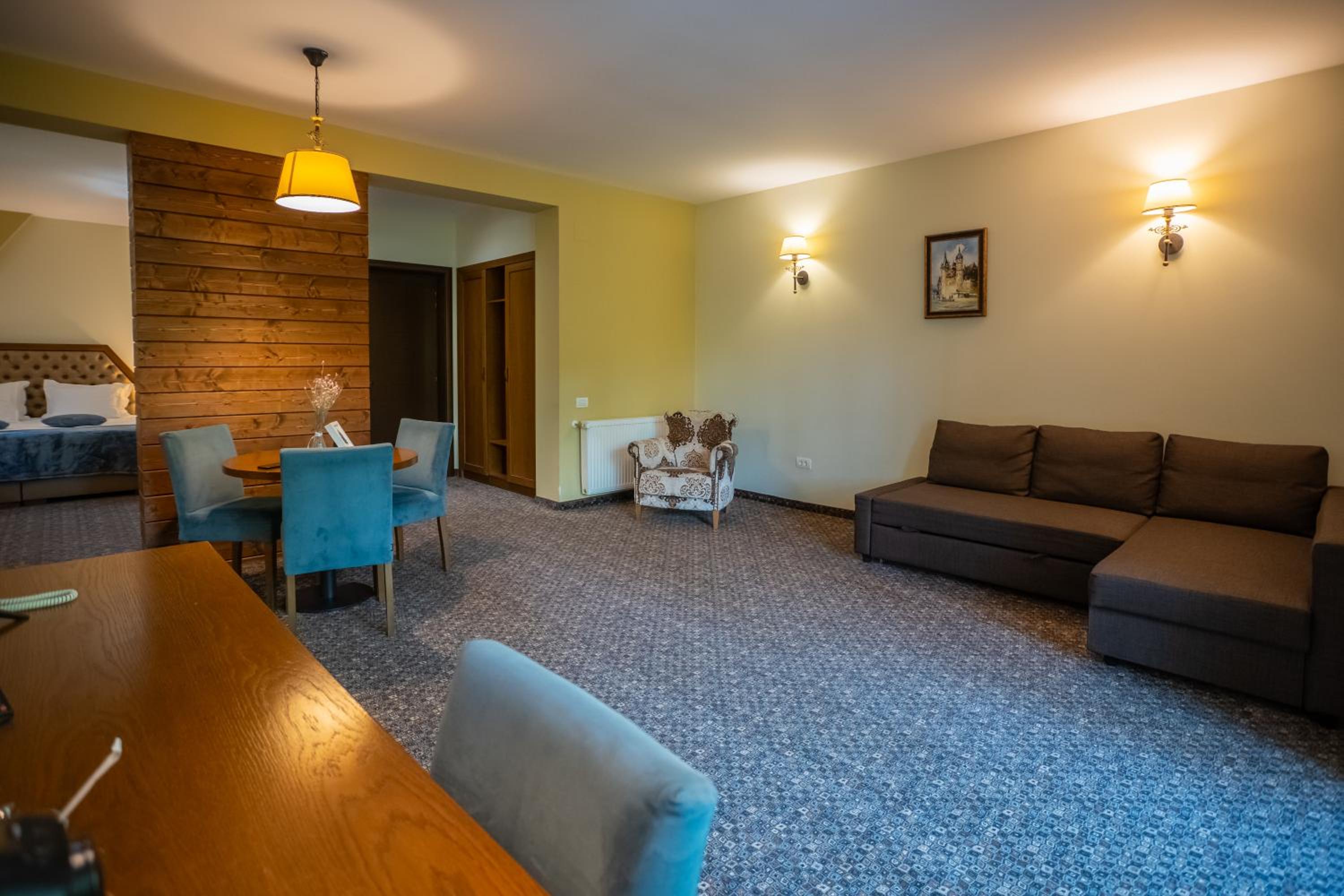 VIP Suite - Photo 2