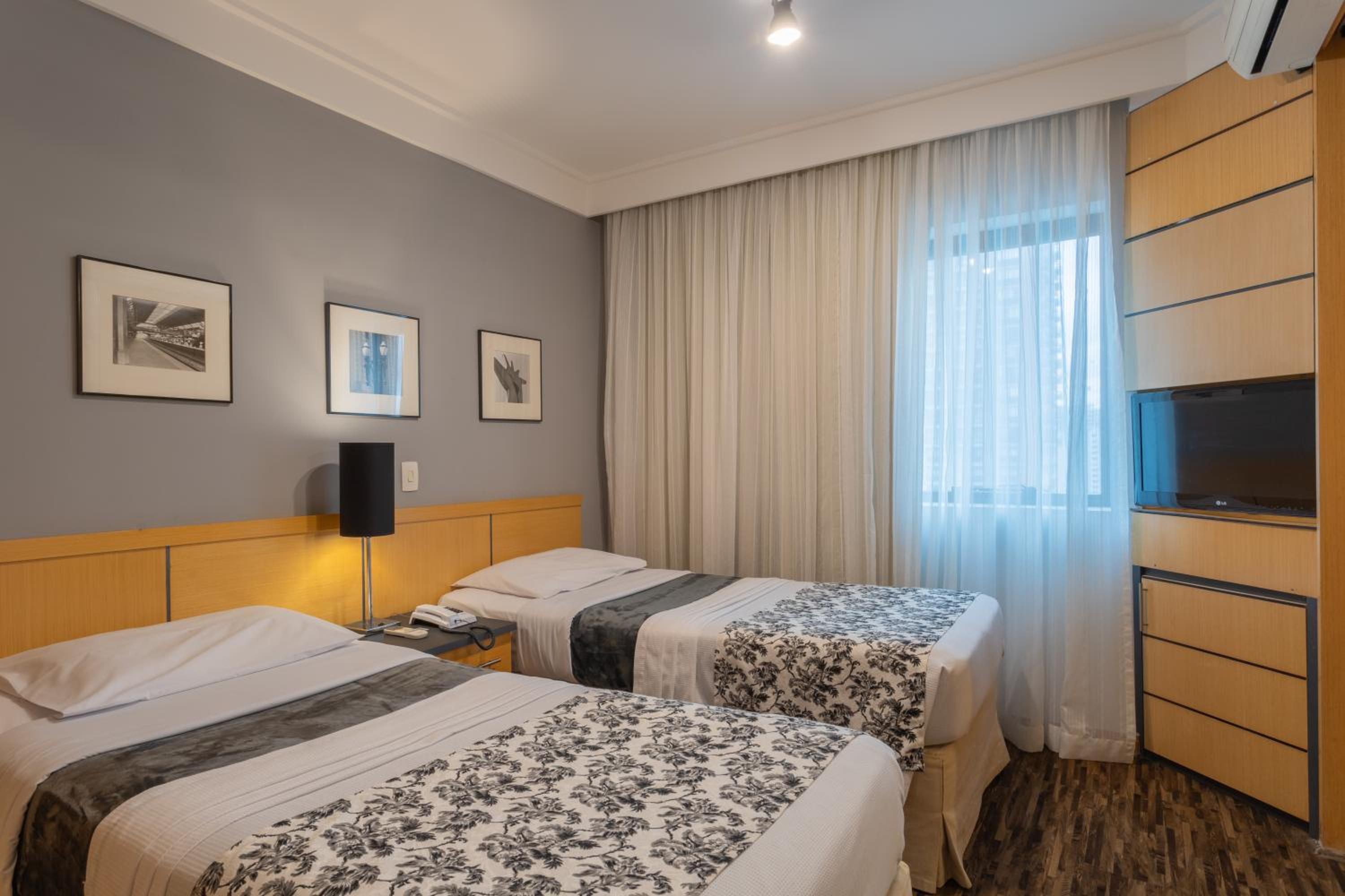 Standard Twin Room thumbnail 5