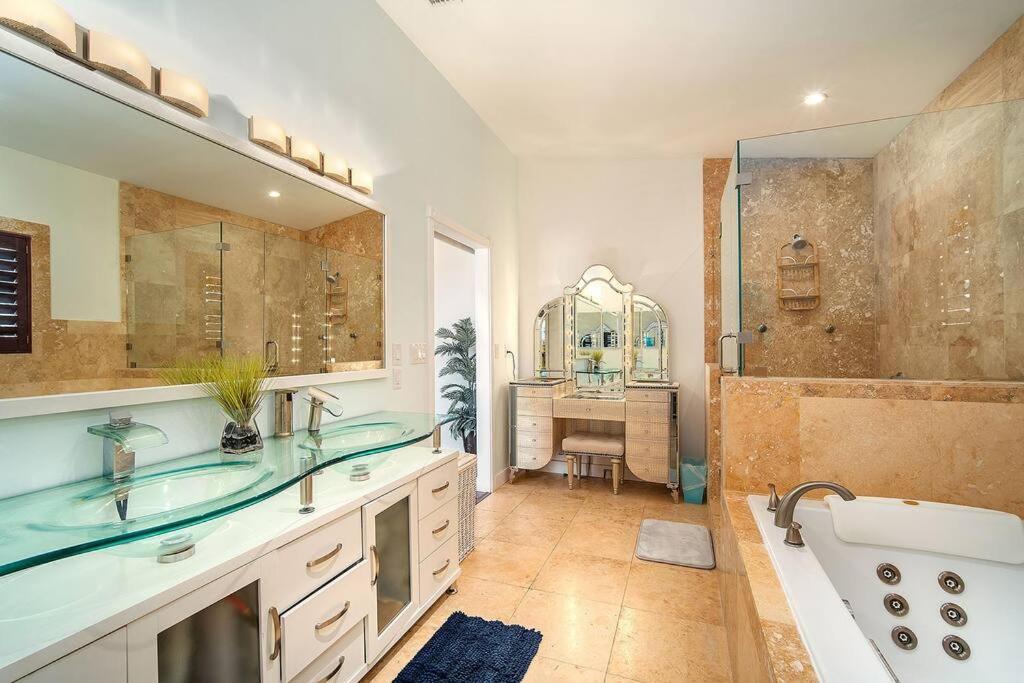 Three-Bedroom House photo 2