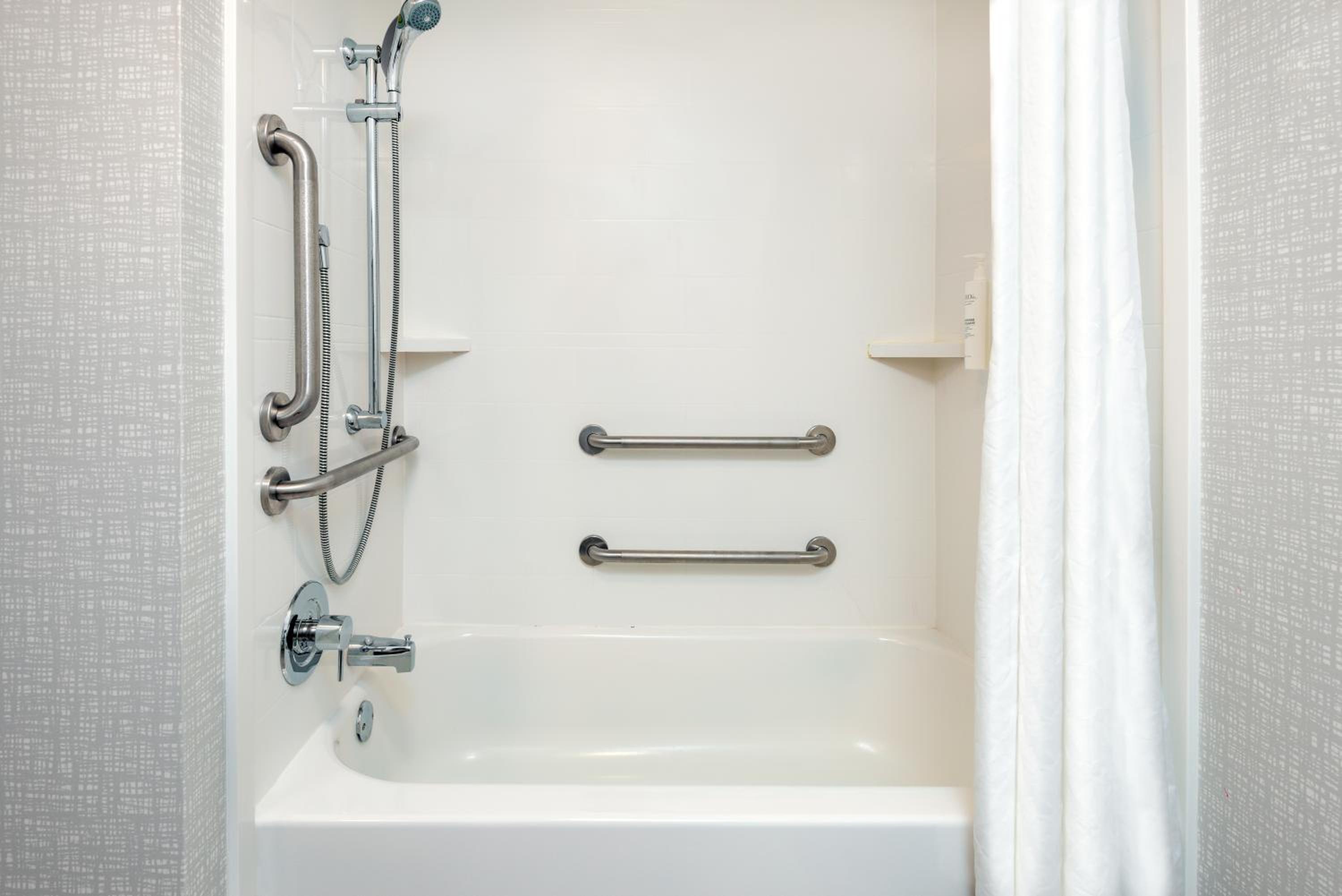 King Room with Accessible Tub - Mobility and Hearing Access/Non-Smoking - Photo 5