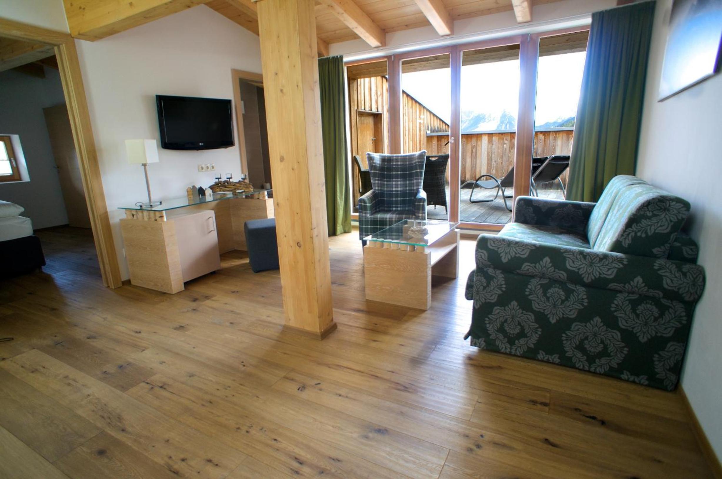 Superior Suite - Photo 12