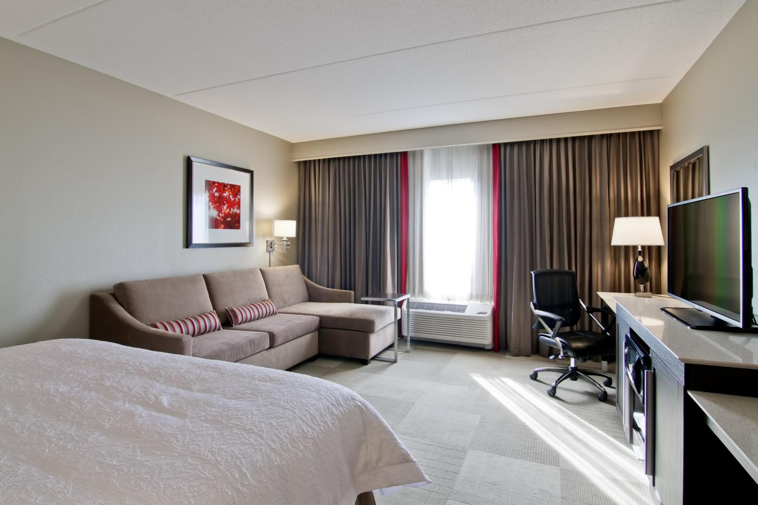 King Room with Sofa Bed - Non-Smoking photo 2