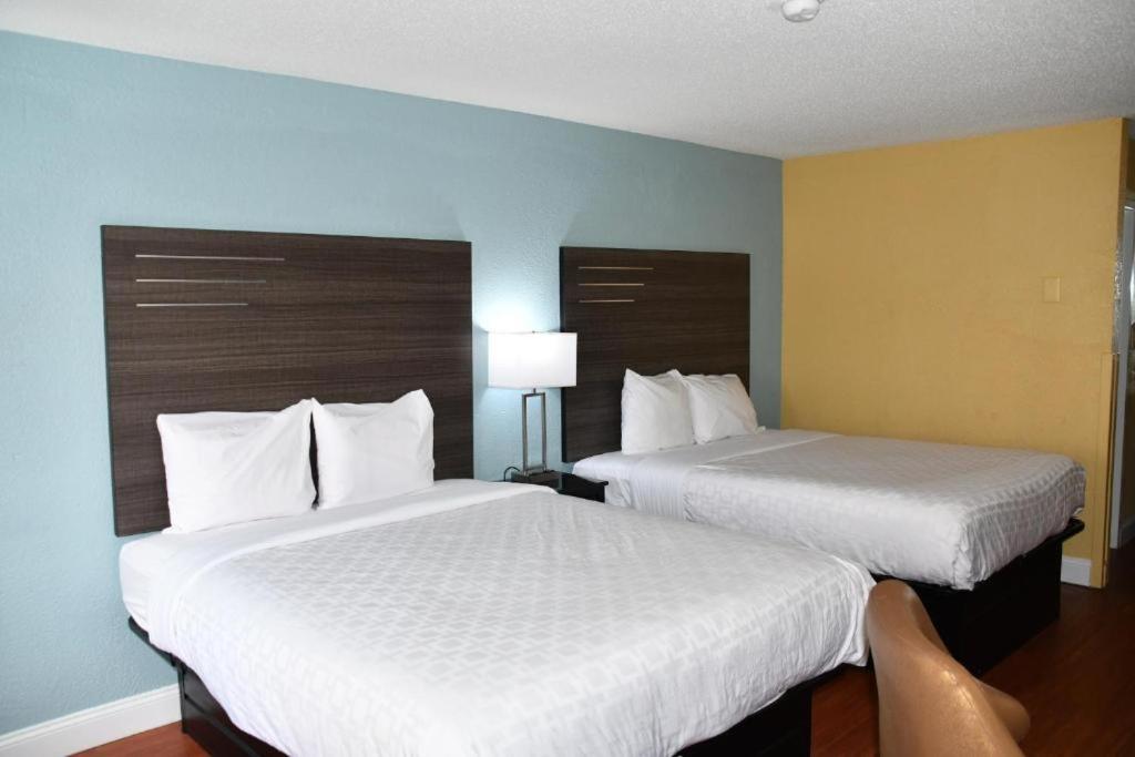 Queen Room with Bath Tub - Mobility Accessible/Non-Smoking