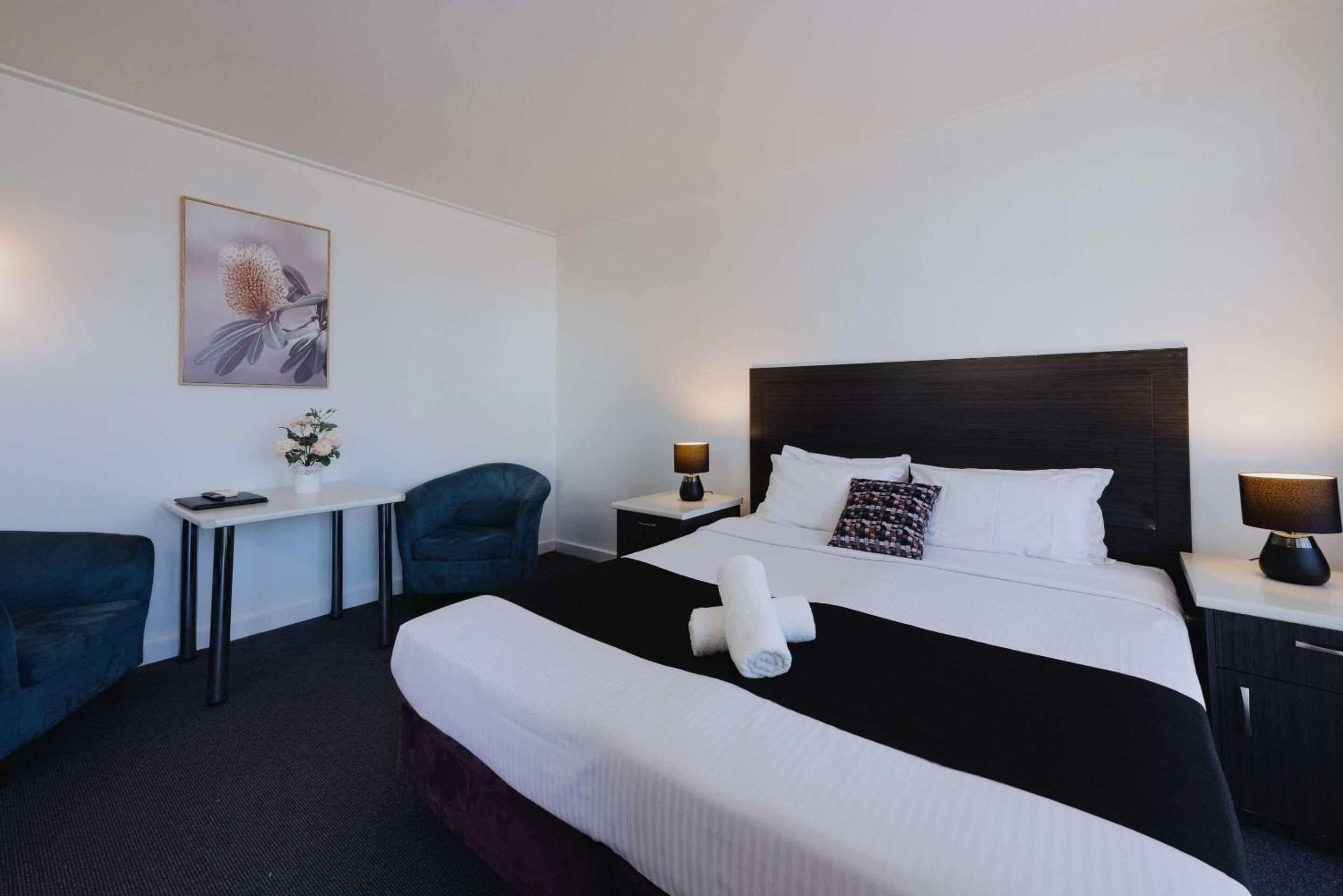 Deluxe King Room - Photo 21