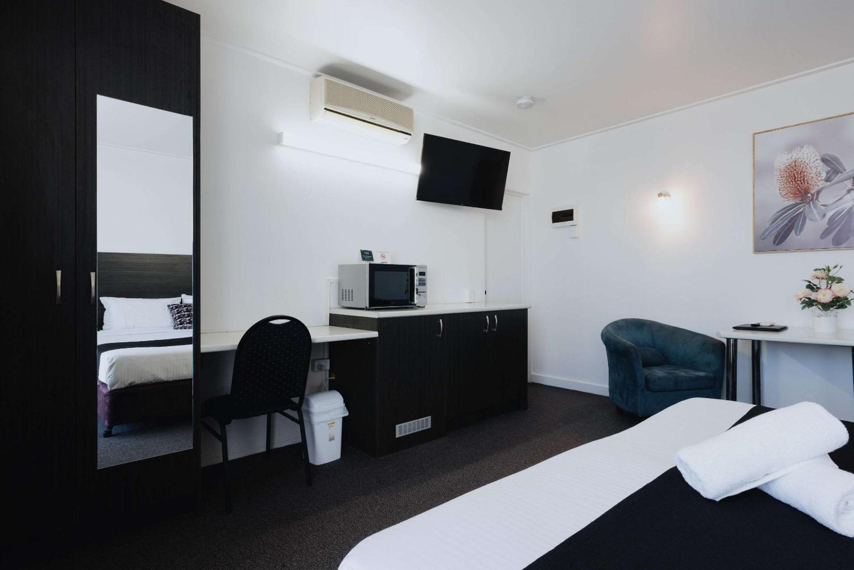 Deluxe King Room - Photo 19