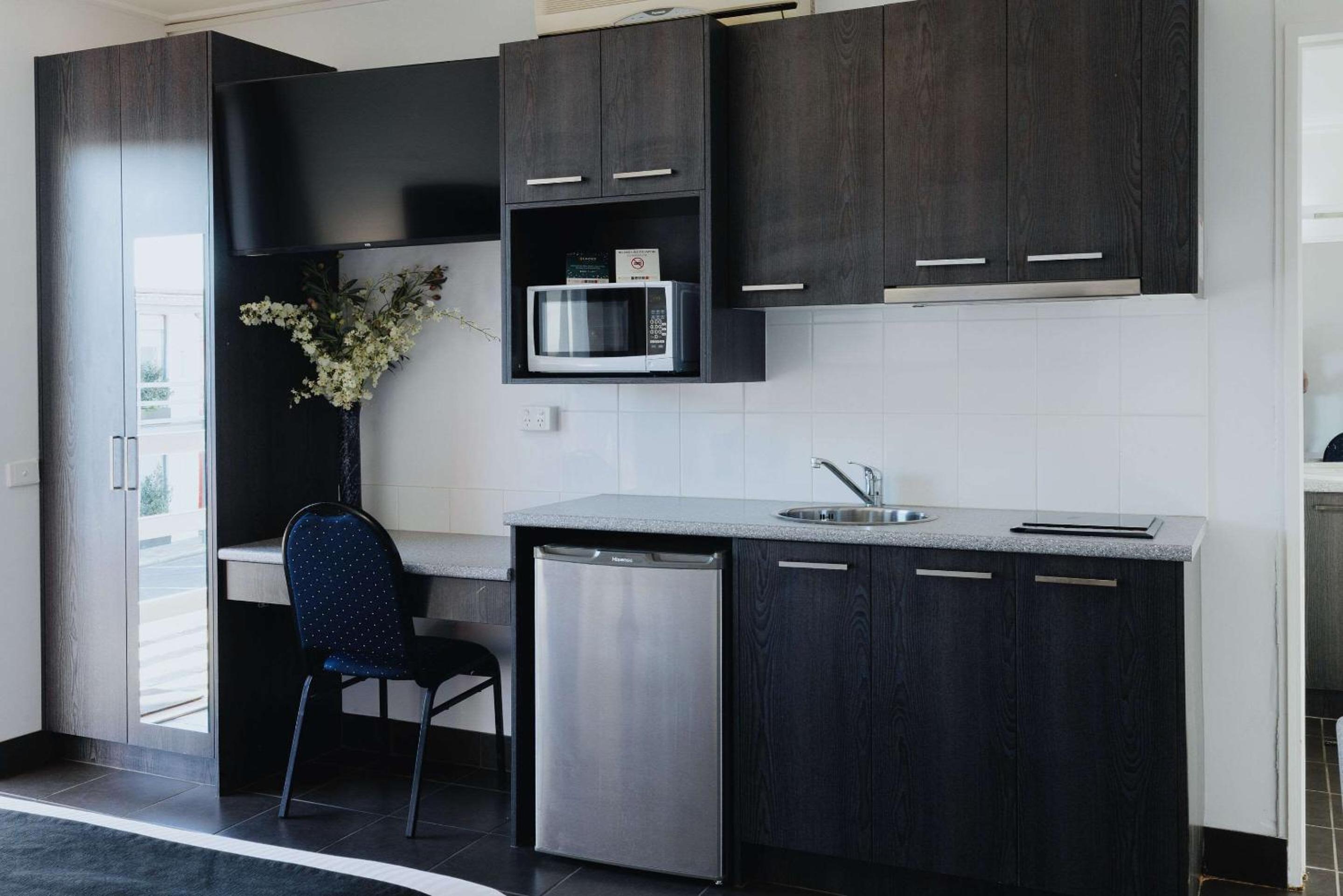 King Bed with Kitchenette Room - Photo 3