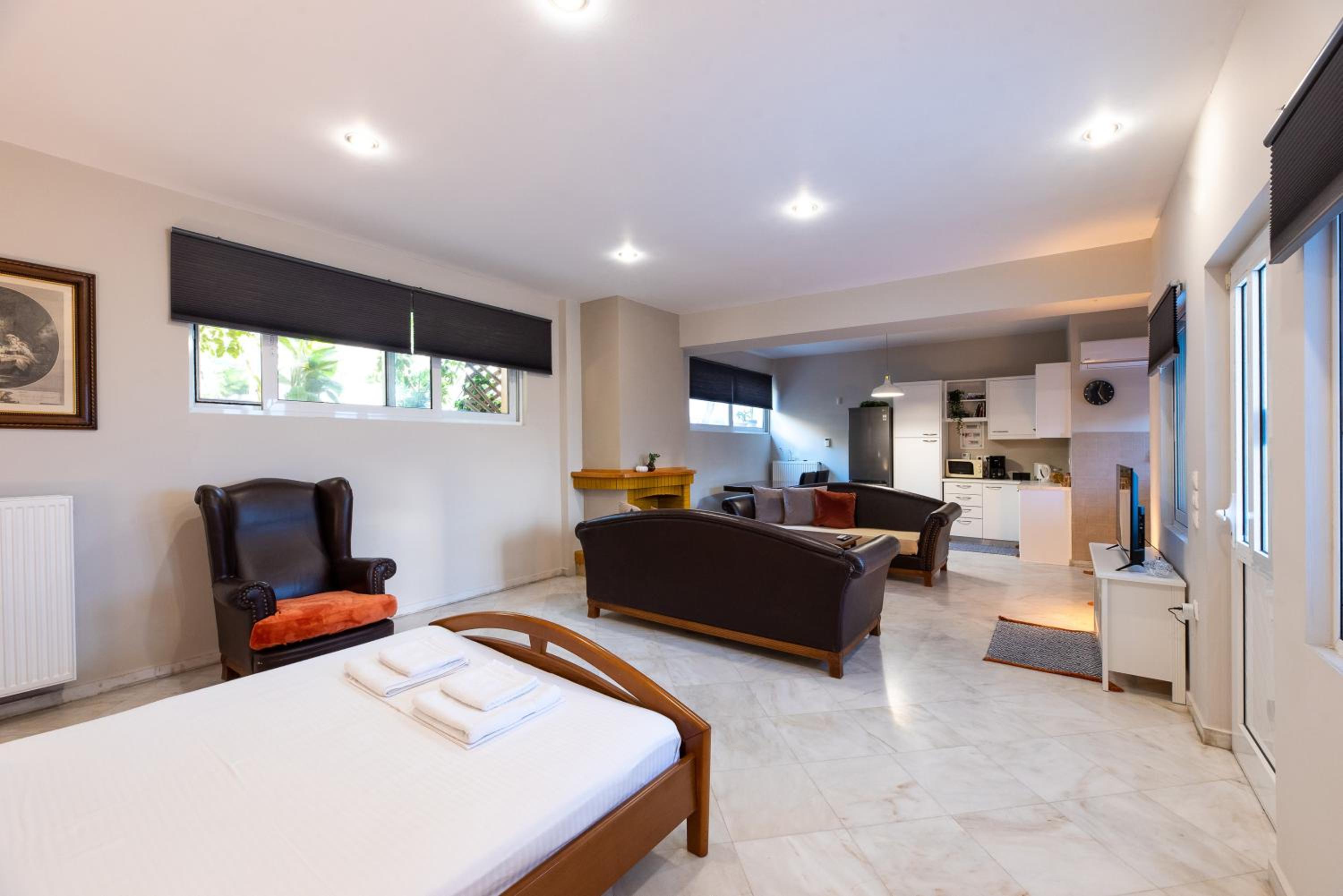 Quadruple Room with Bathroom - Photo 13