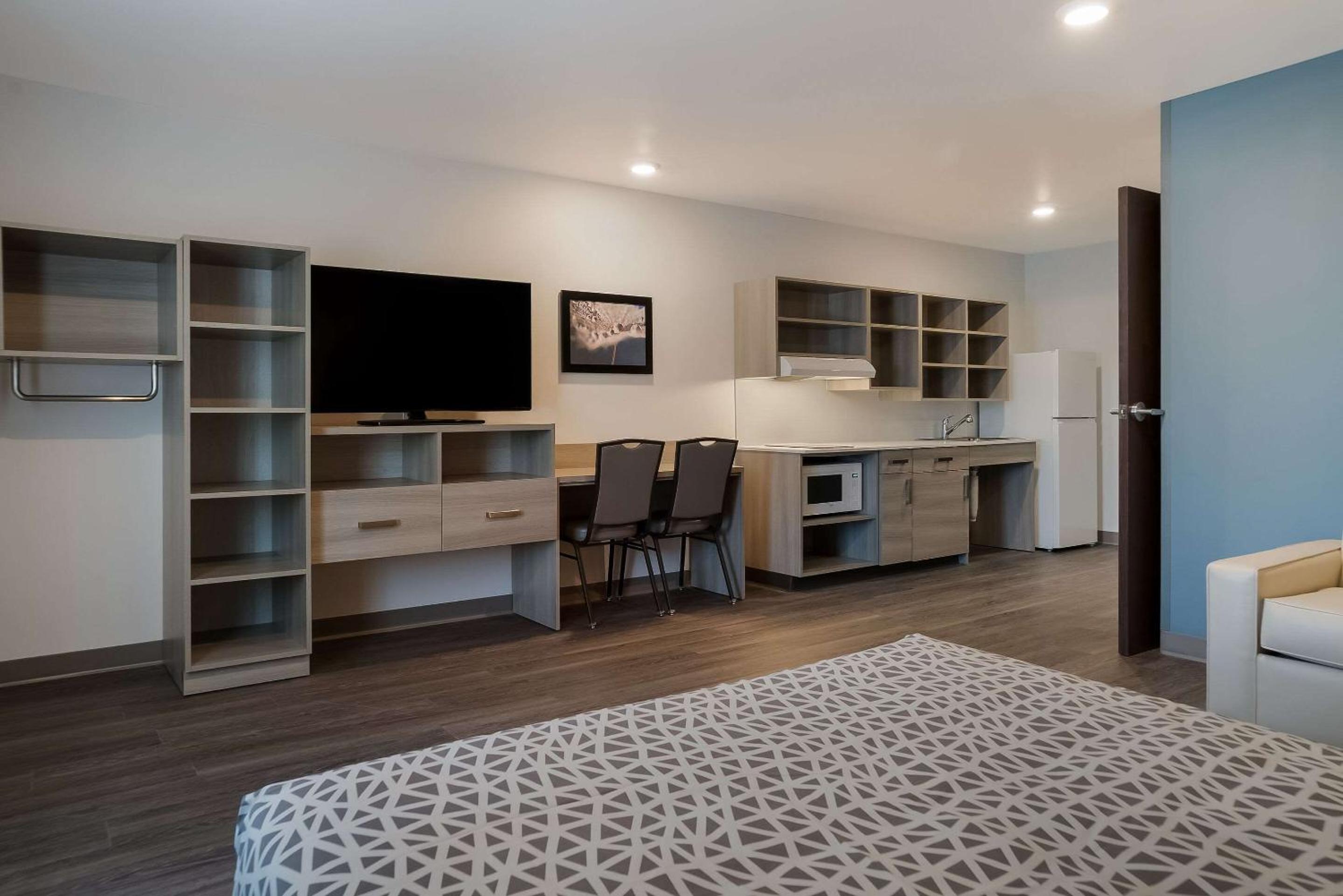 QUEEN SUITE WITH SOFA ACCESSIBLE